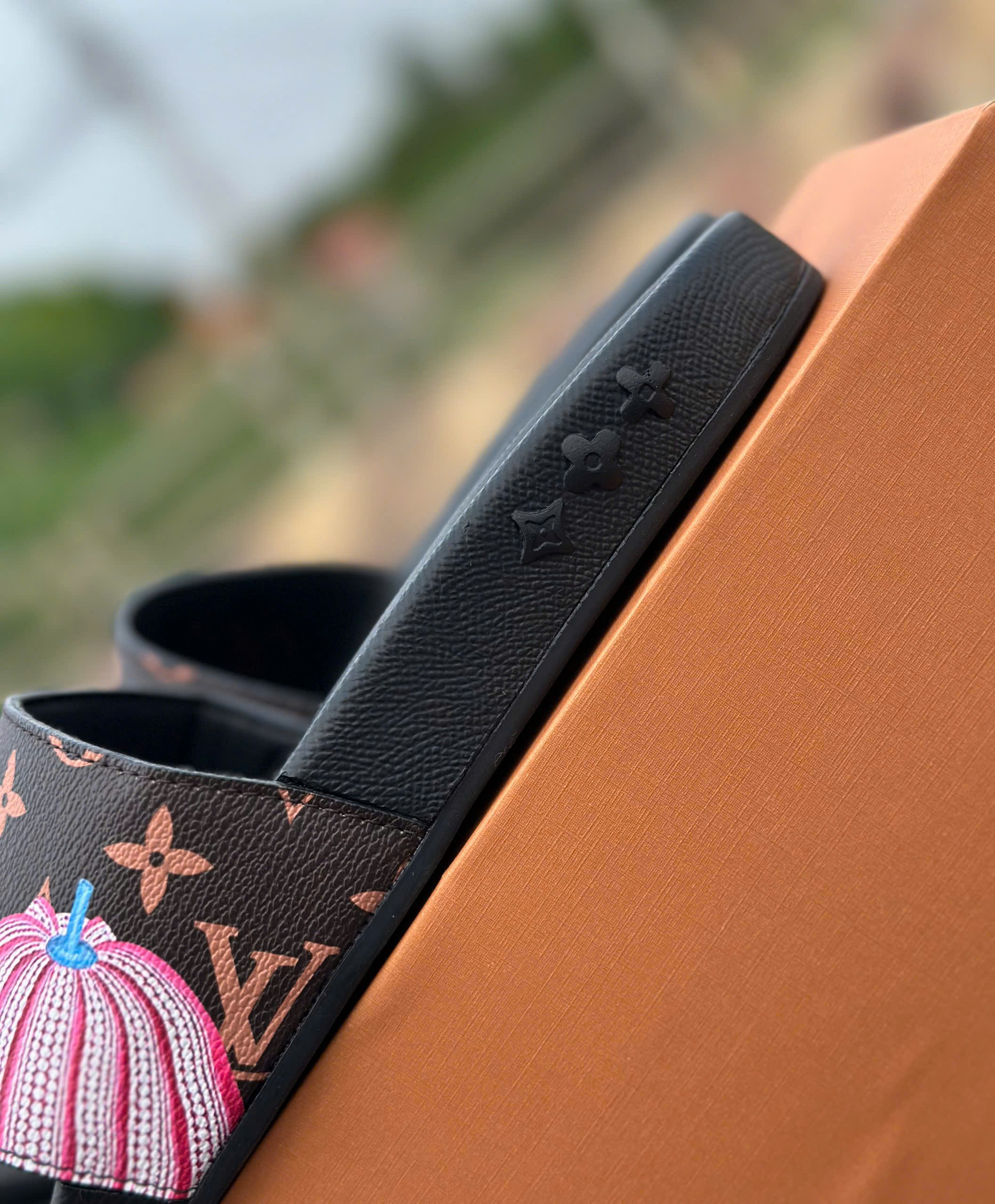 Dép lê quai ngang Louis Vuitton LV Đen họa tiết hoa vân quả bí Like Auth fullbox MK