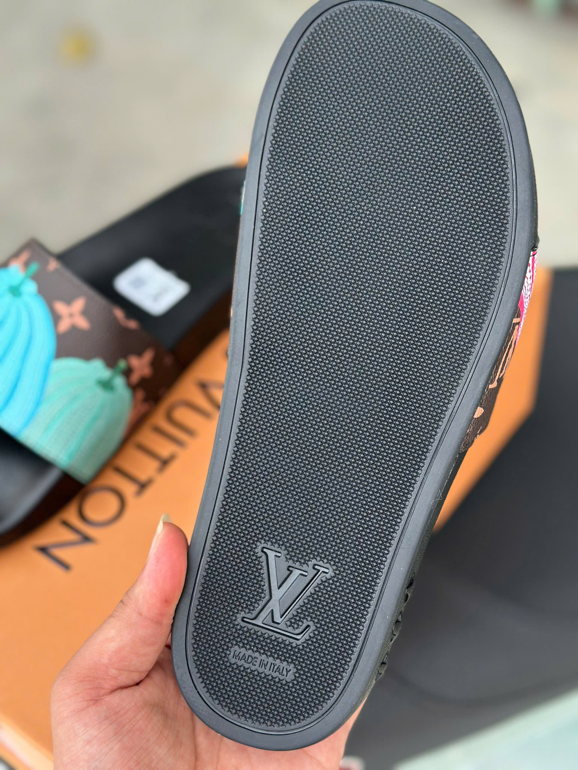 Dép lê quai ngang Louis Vuitton LV Đen họa tiết hoa vân quả bí Like Auth fullbox MK