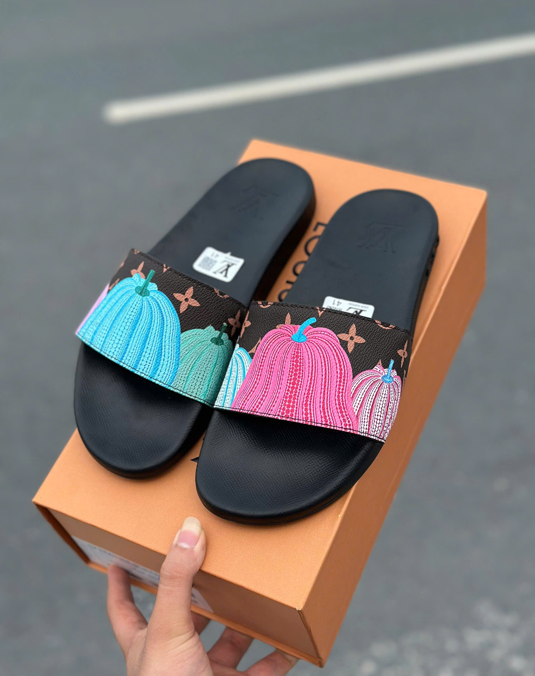 Dép lê quai ngang Louis Vuitton LV Đen họa tiết hoa vân quả bí Like Auth fullbox MK