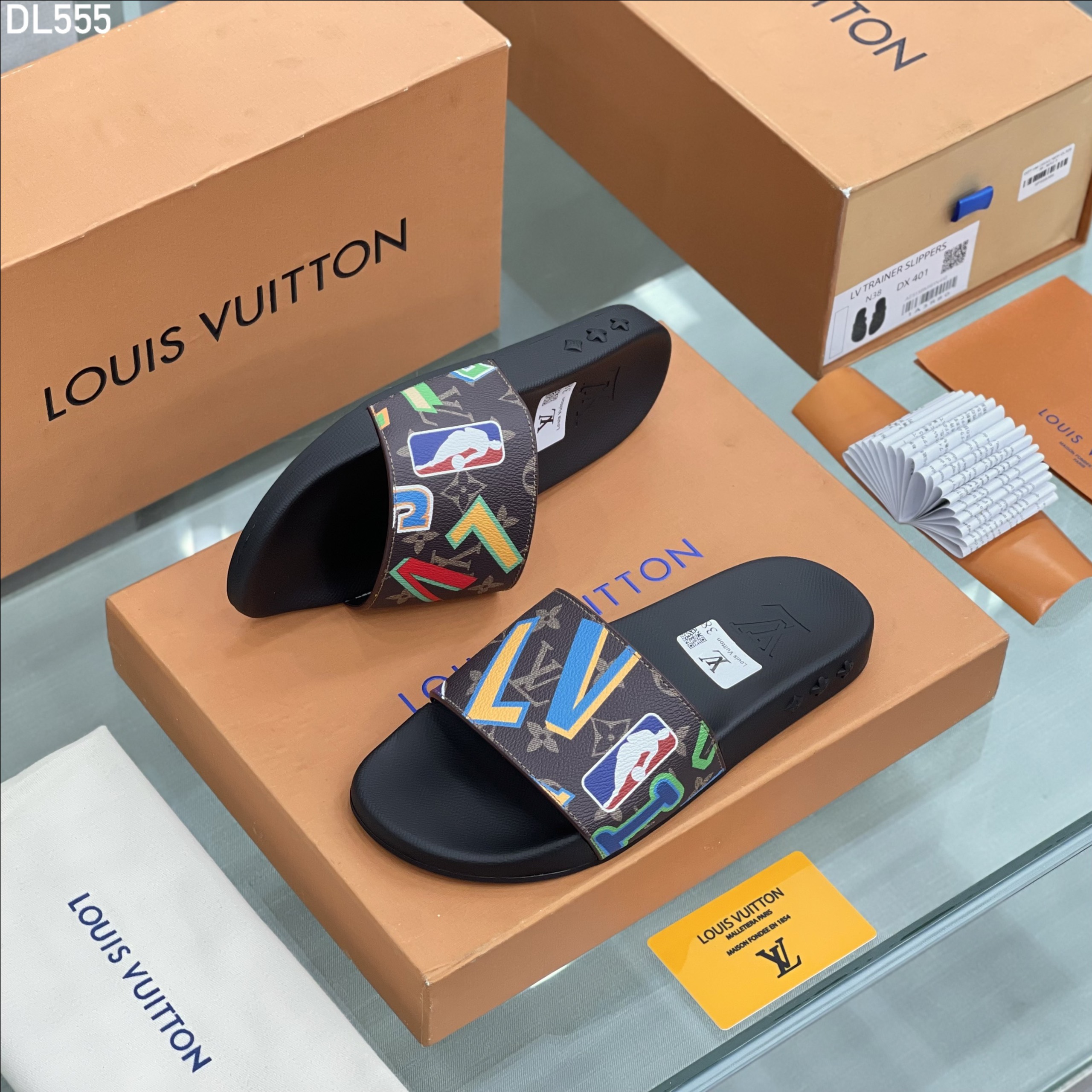 Dép lê quai ngang Louis Vuitton LV họa tiết logo màu sắc Like Auth fullbox MVT