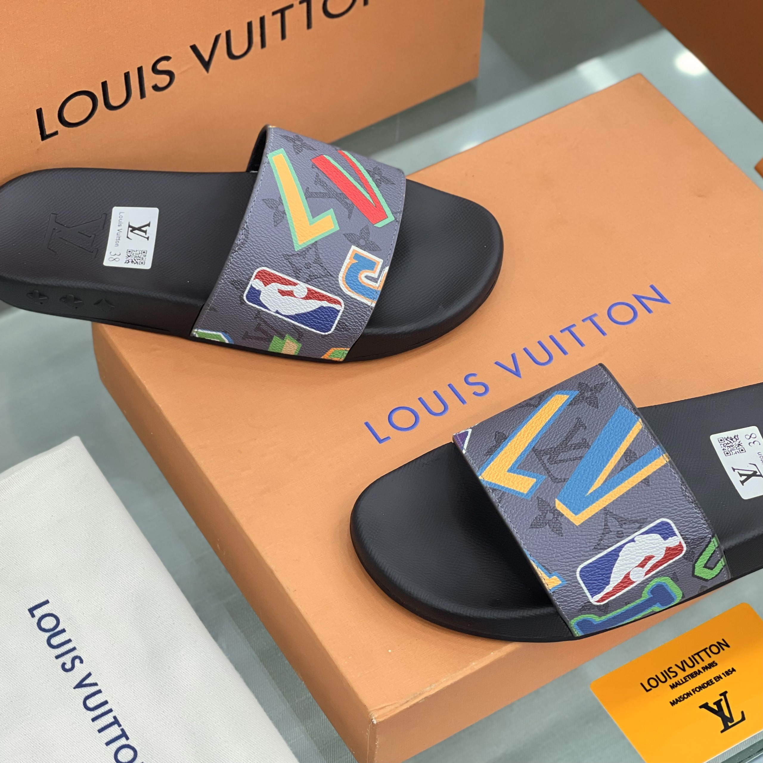 Dép lê quai ngang Louis Vuitton LV họa tiết logo màu sắc Like Auth fullbox MVT