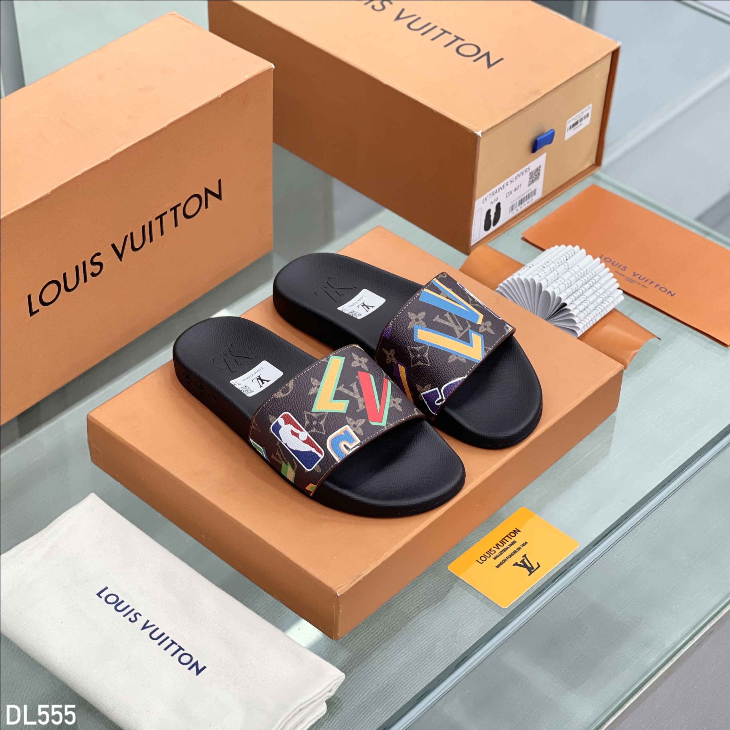 Dép lê quai ngang Louis Vuitton LV họa tiết logo màu sắc Like Auth fullbox MVT