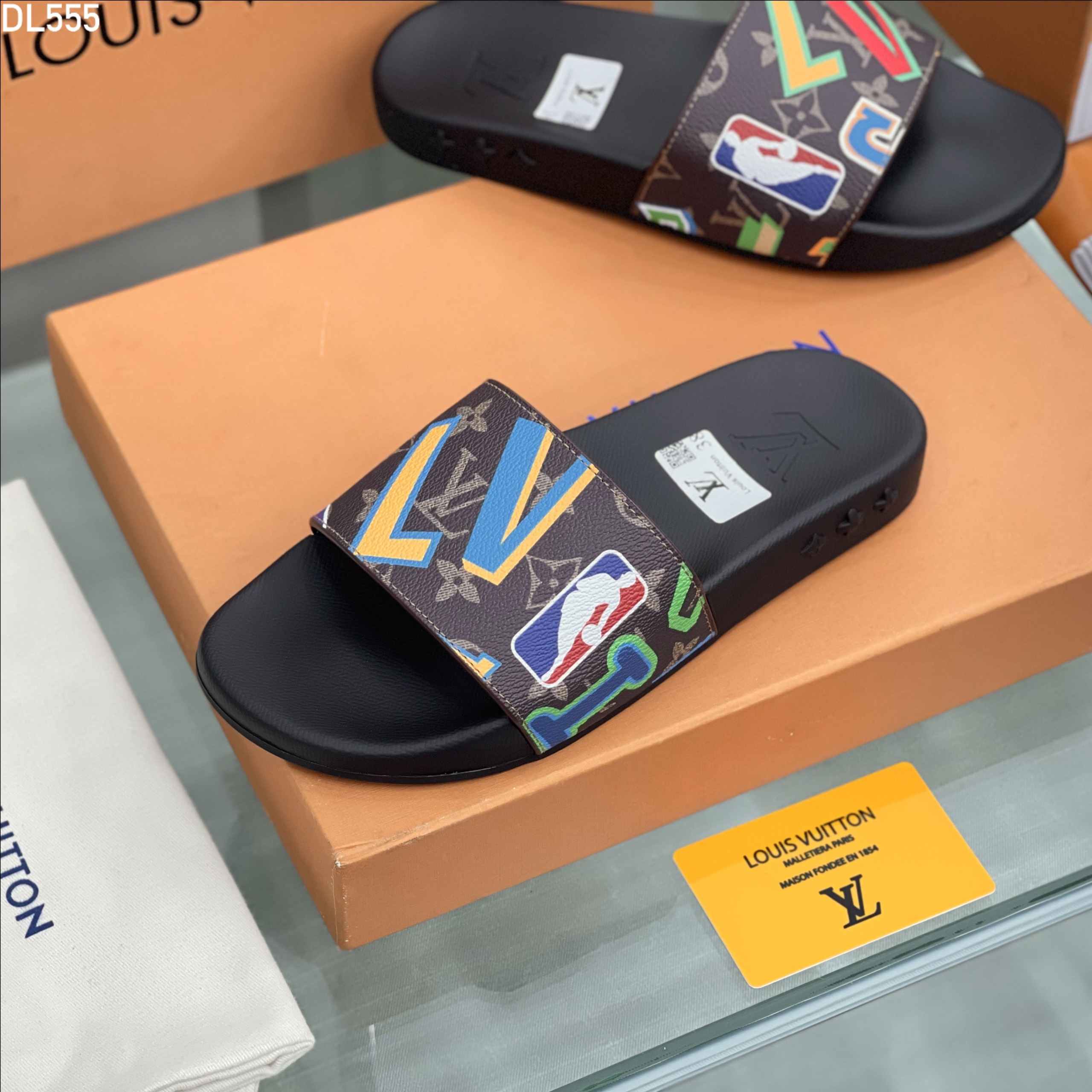 Dép lê quai ngang Louis Vuitton LV họa tiết logo màu sắc Like Auth fullbox MVT