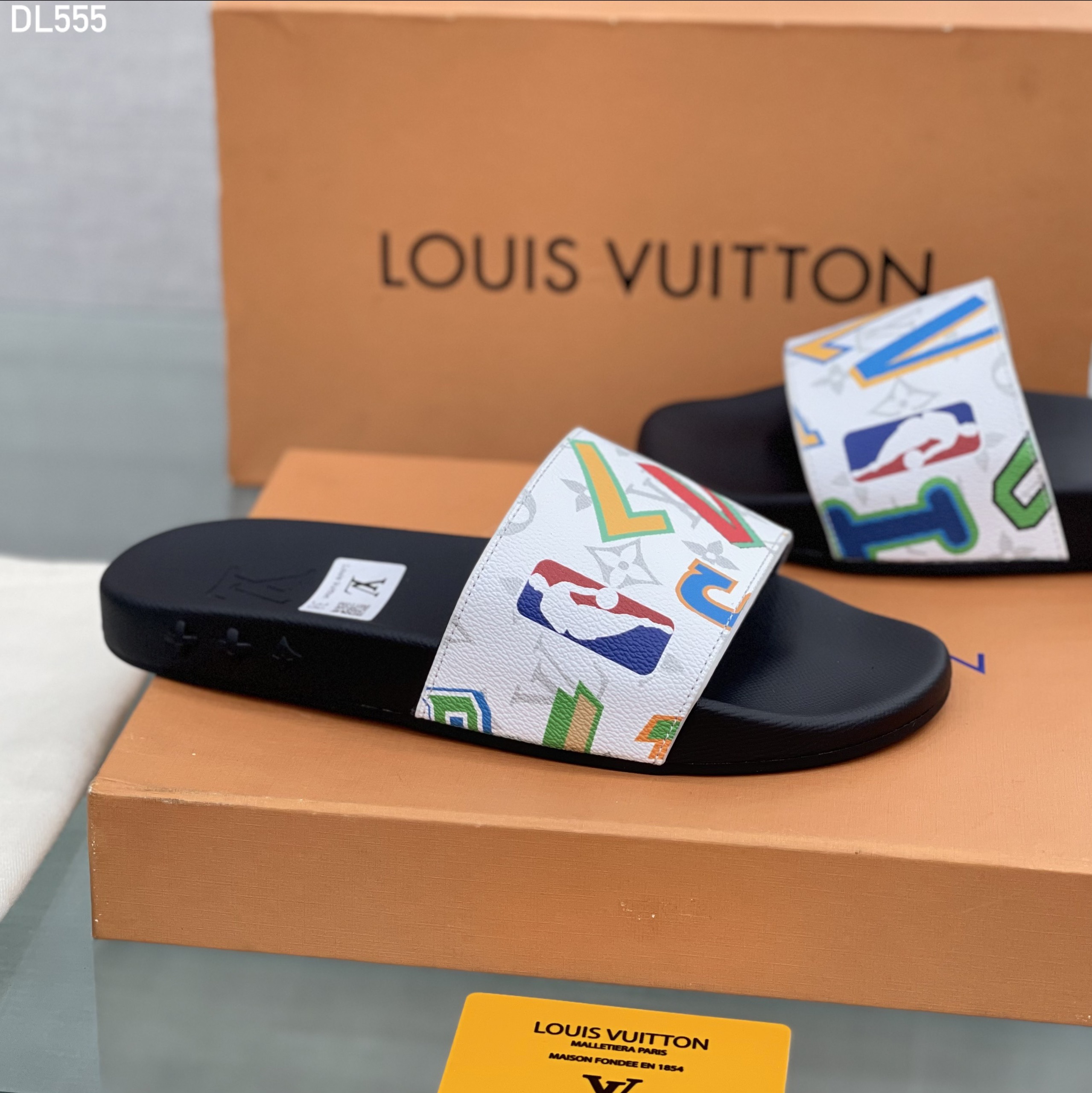 Dép lê quai ngang Louis Vuitton LV họa tiết logo màu sắc Like Auth fullbox MVT