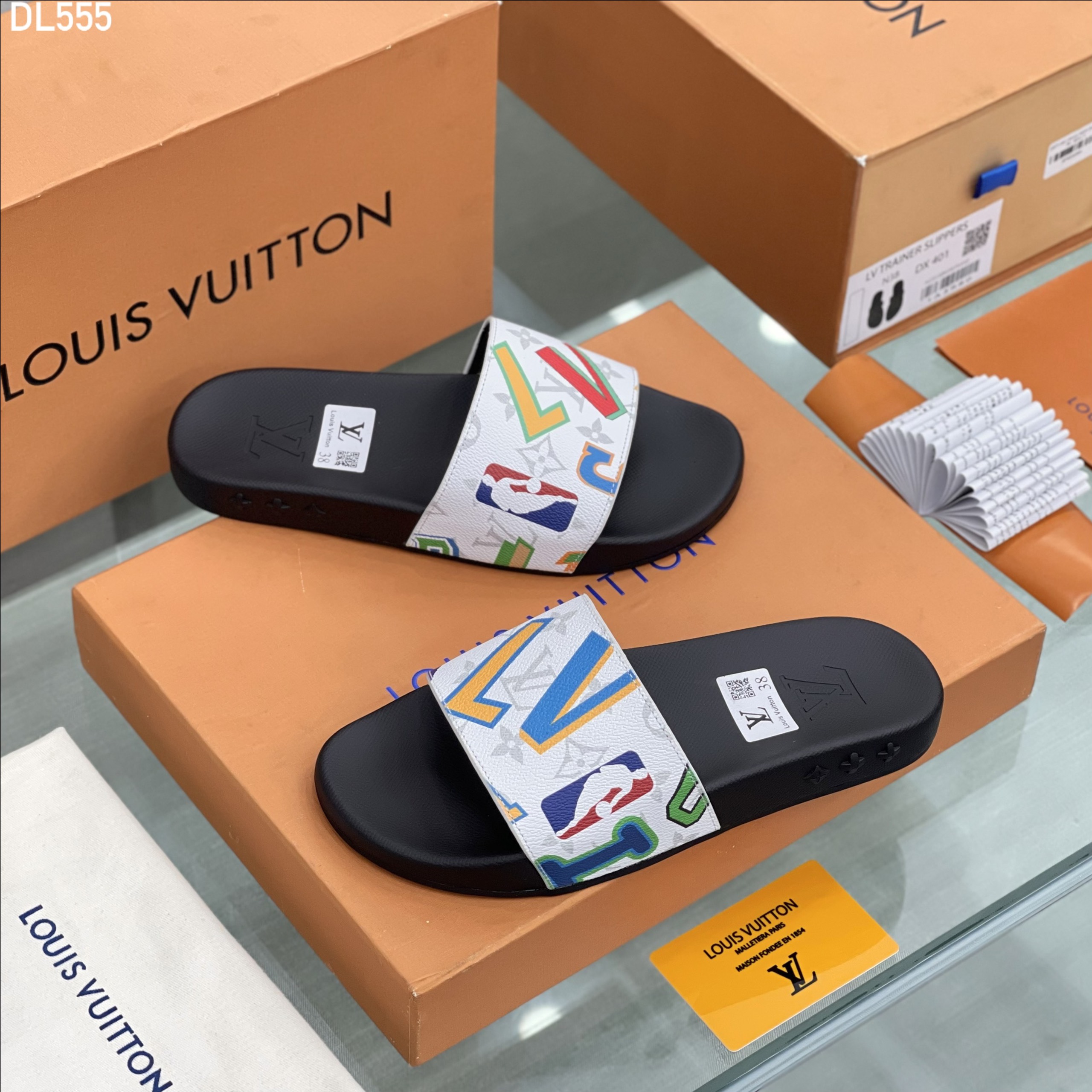 Dép lê quai ngang Louis Vuitton LV họa tiết logo màu sắc Like Auth fullbox MVT