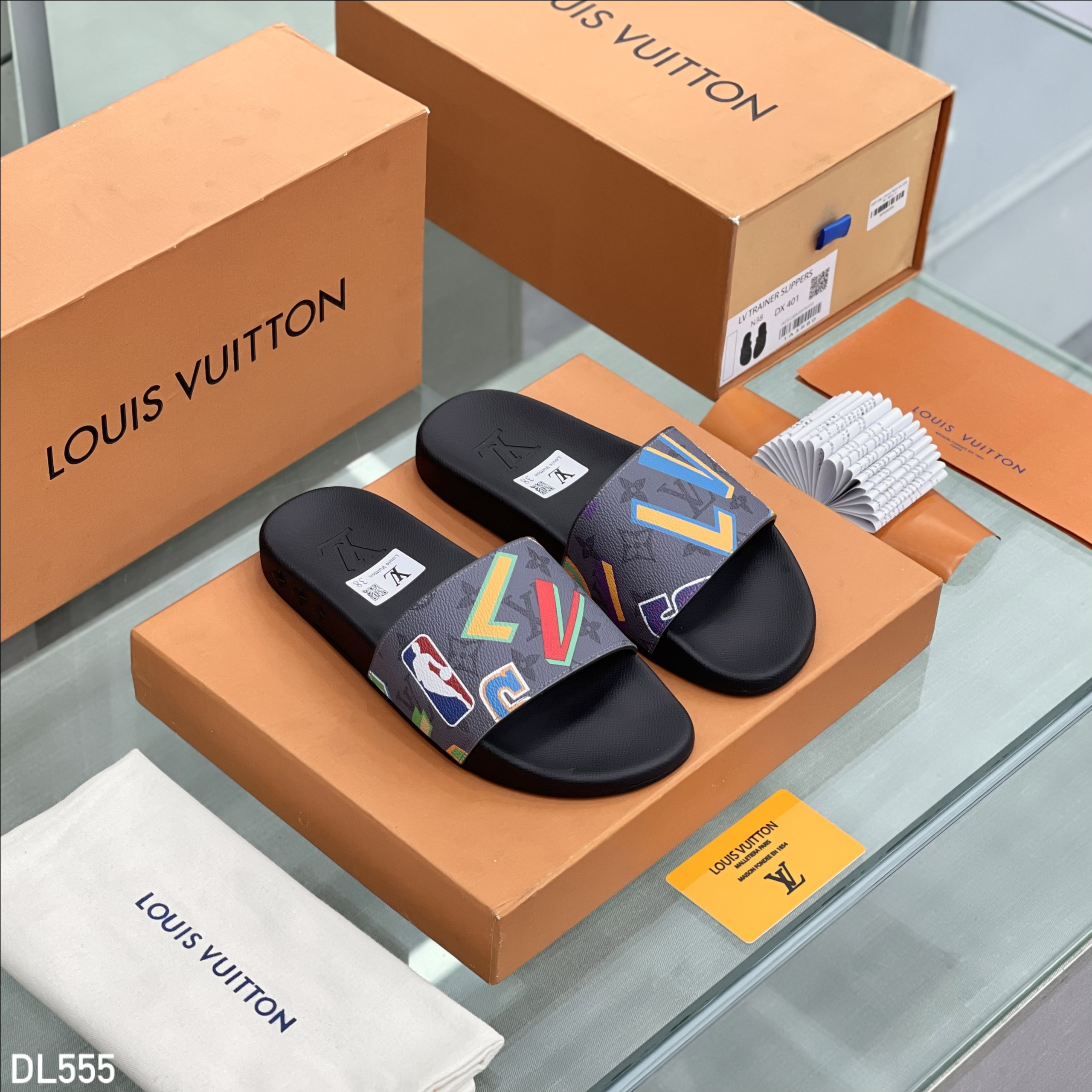 Dép lê quai ngang Louis Vuitton LV họa tiết logo màu sắc Like Auth fullbox MVT