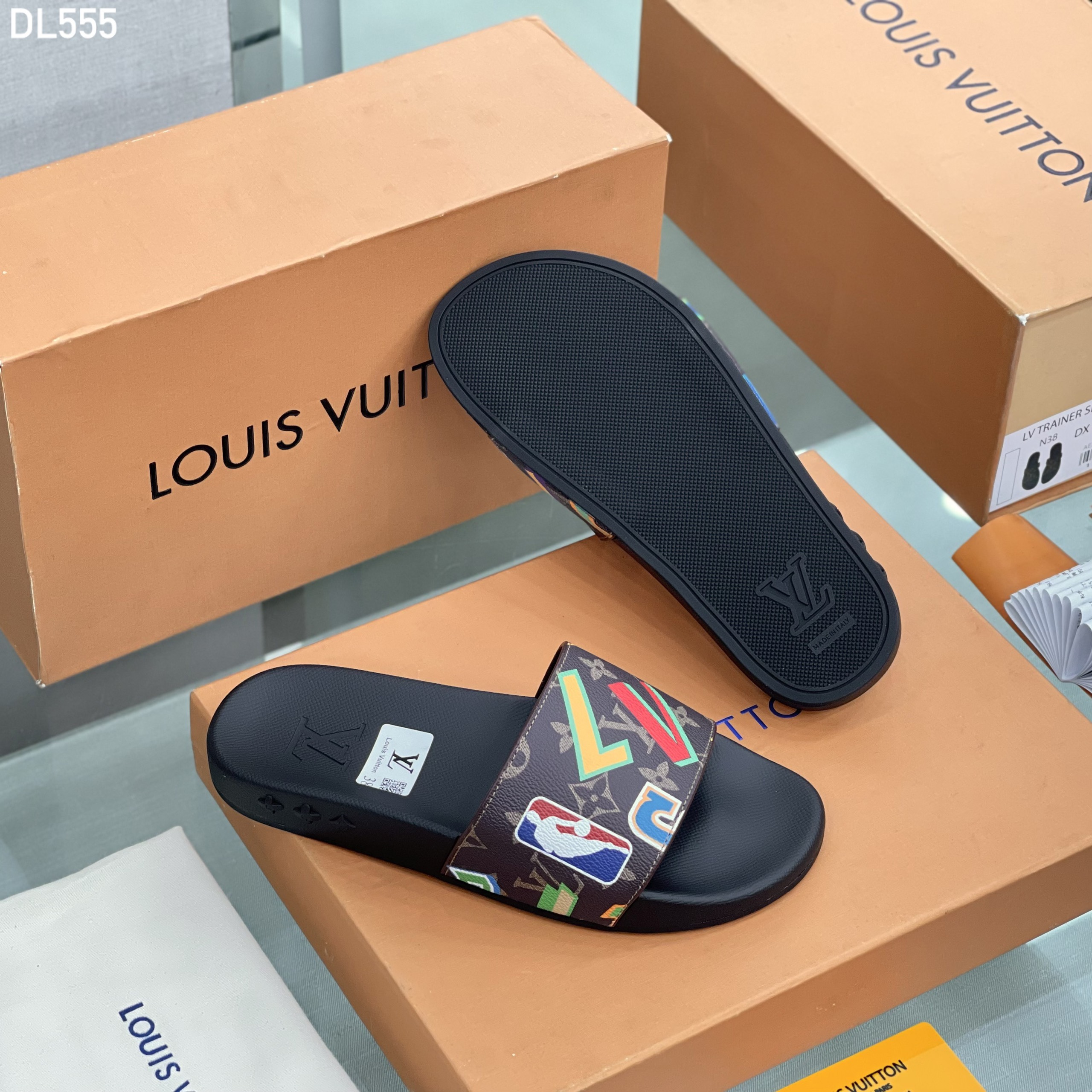 Dép lê quai ngang Louis Vuitton LV họa tiết logo màu sắc Like Auth fullbox MVT