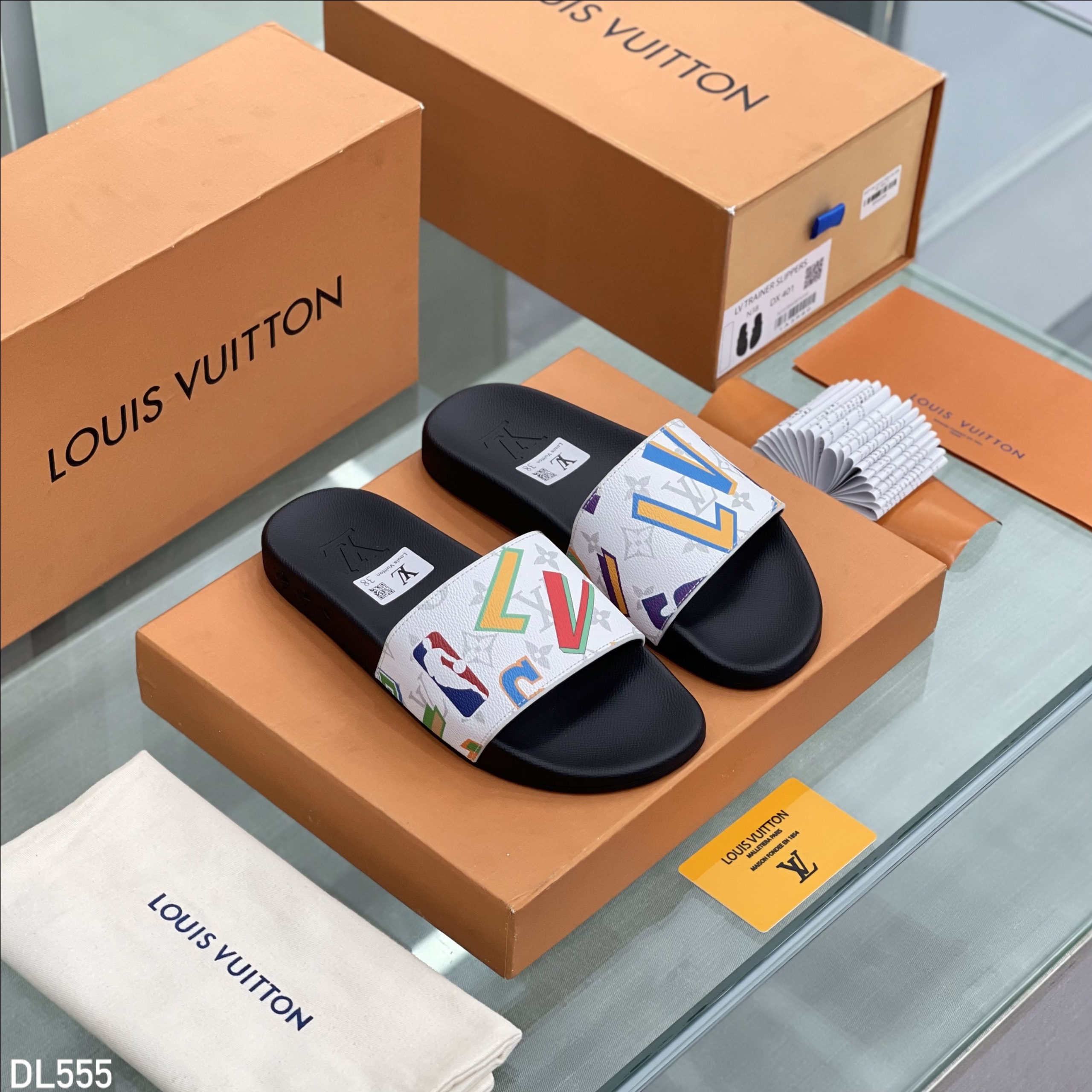 Dép lê quai ngang Louis Vuitton LV họa tiết logo màu sắc Like Auth fullbox MVT
