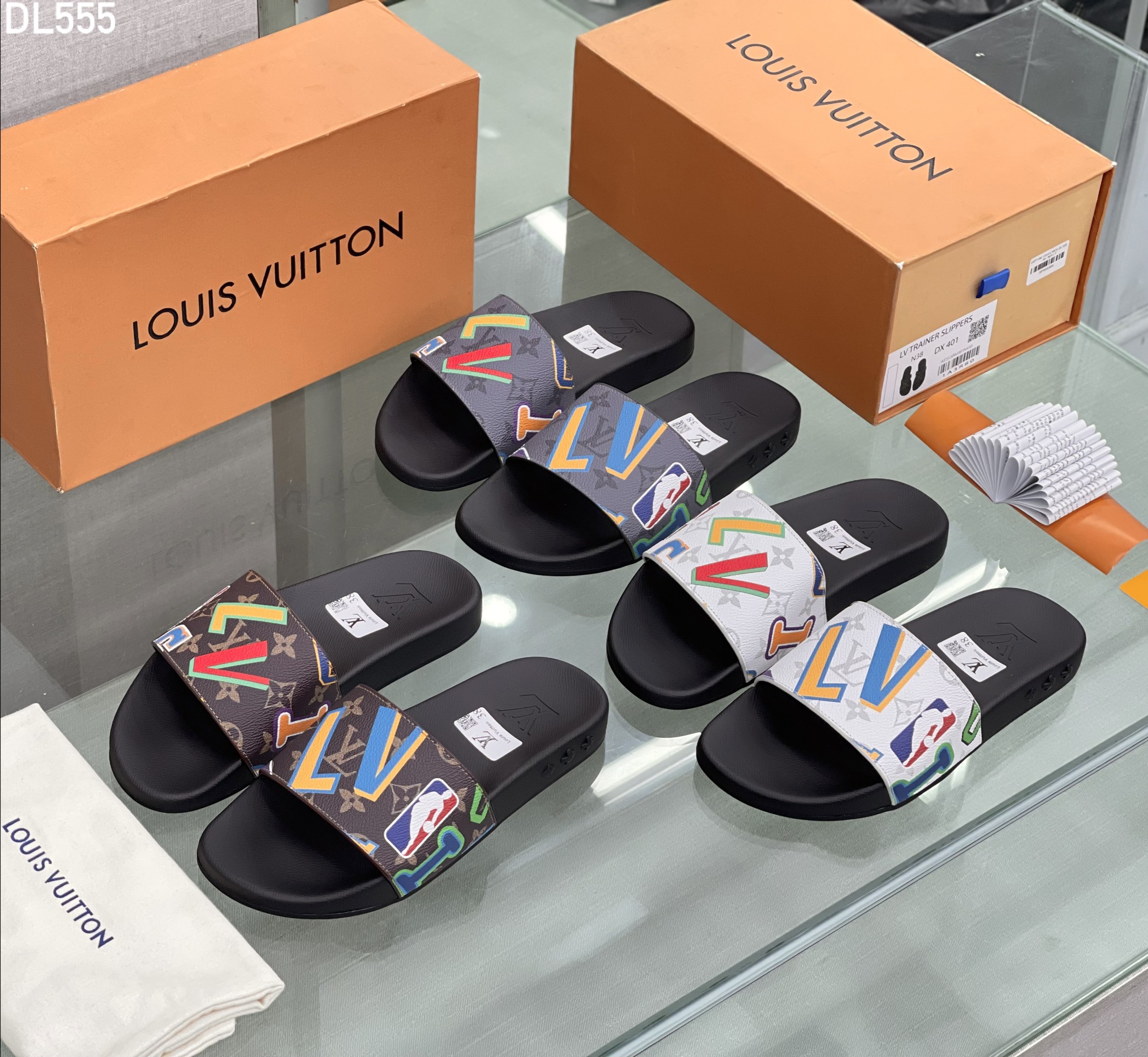 Dép lê quai ngang Louis Vuitton LV họa tiết logo màu sắc Like Auth fullbox MVT