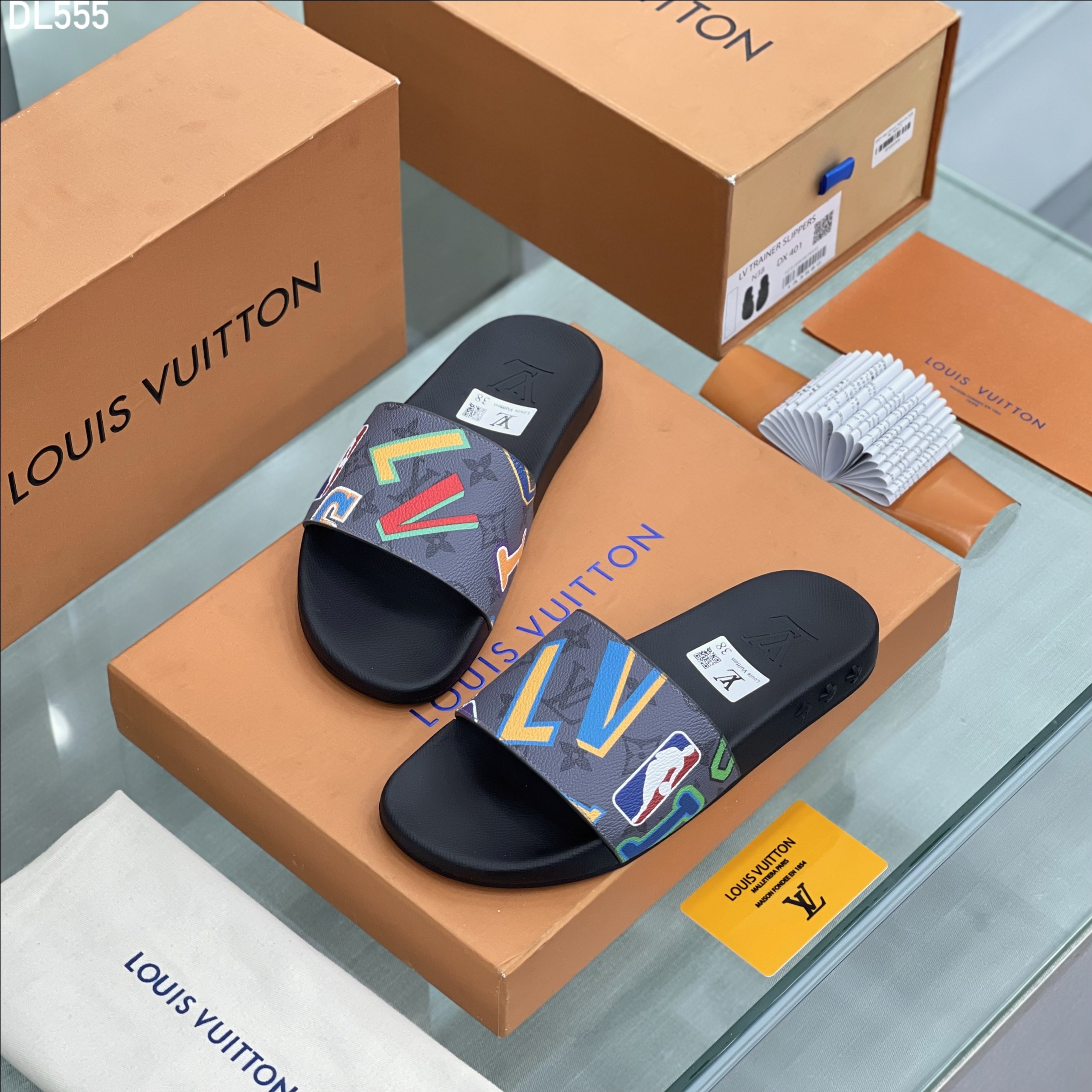 Dép lê quai ngang Louis Vuitton LV họa tiết logo màu sắc Like Auth fullbox MVT