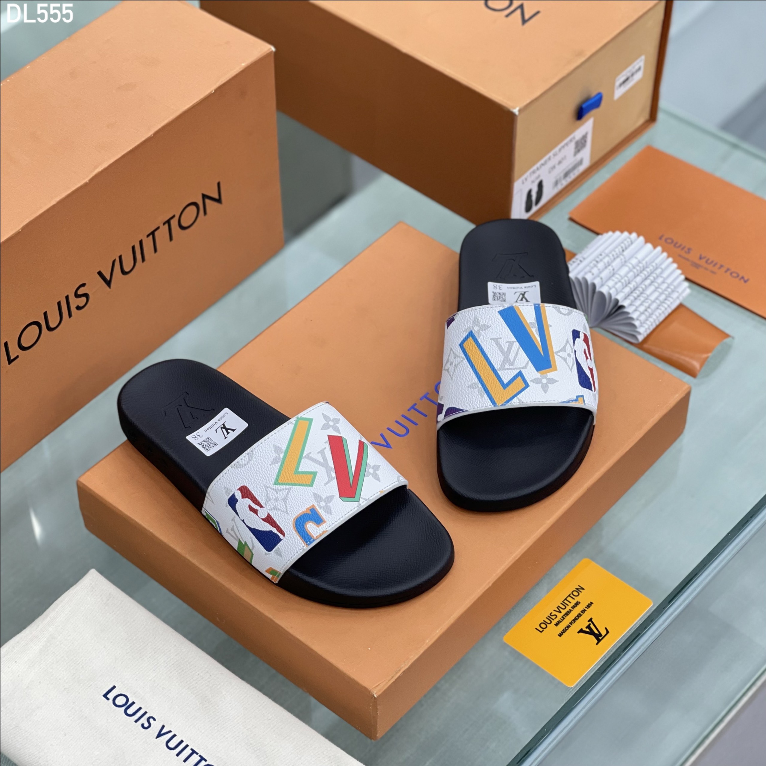 Dép lê quai ngang Louis Vuitton LV họa tiết logo màu sắc Like Auth fullbox MVT