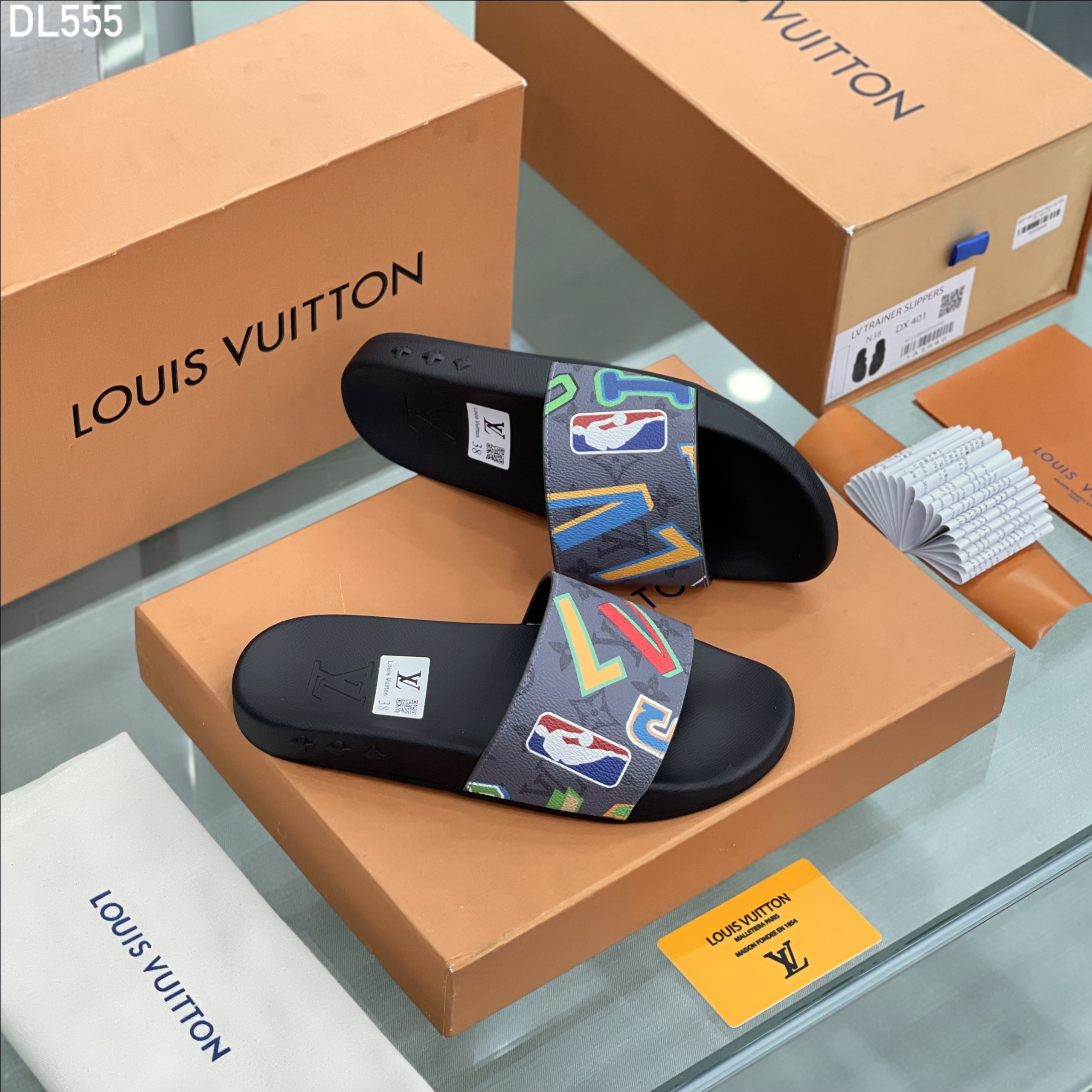 Dép lê quai ngang Louis Vuitton LV họa tiết logo màu sắc Like Auth fullbox MVT