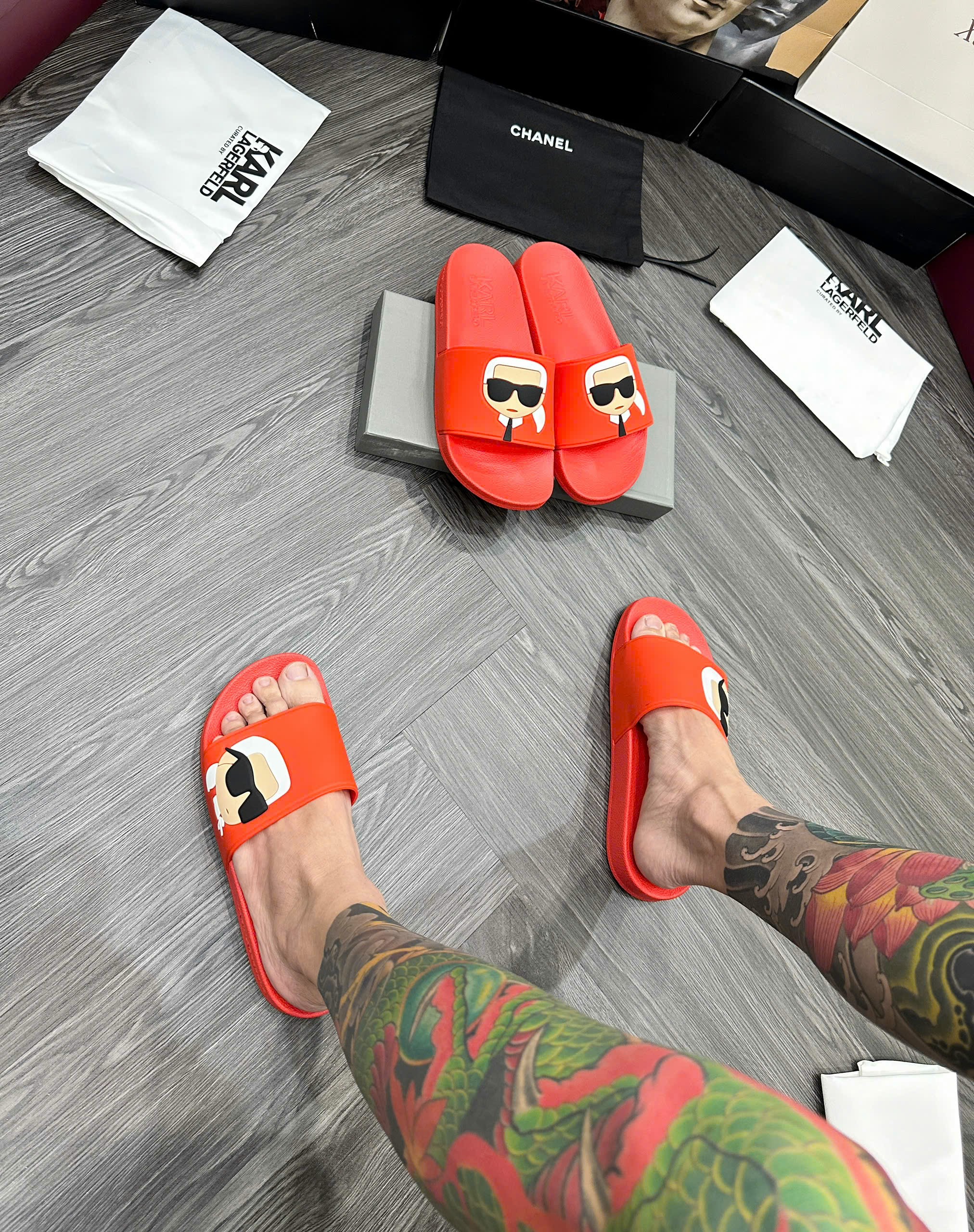 Dép lê quai ngang Karl Đỏ logo người nổi sườn Like Auth fullbox MVT