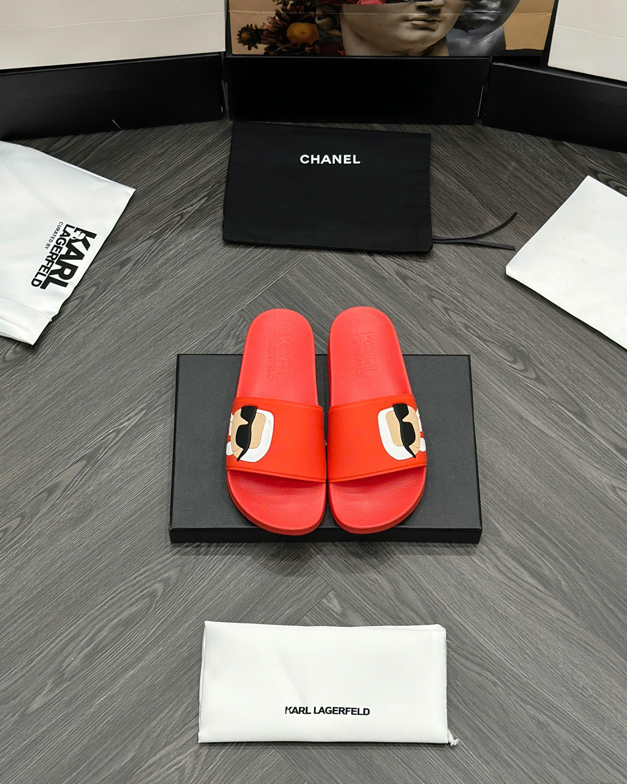 Dép lê quai ngang Karl Đỏ logo người nổi sườn Like Auth fullbox MVT