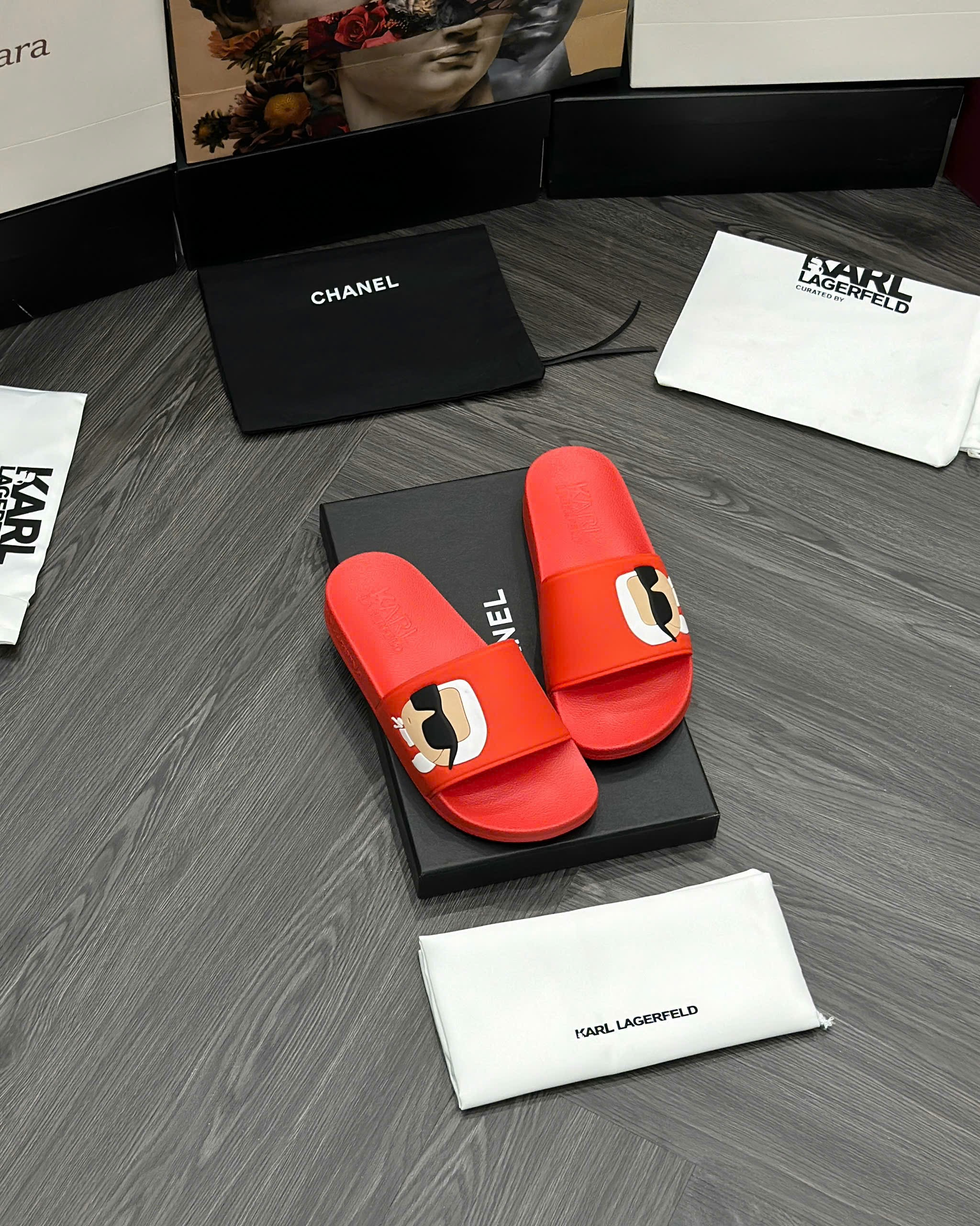 Dép lê quai ngang Karl Đỏ logo người nổi sườn Like Auth fullbox MVT