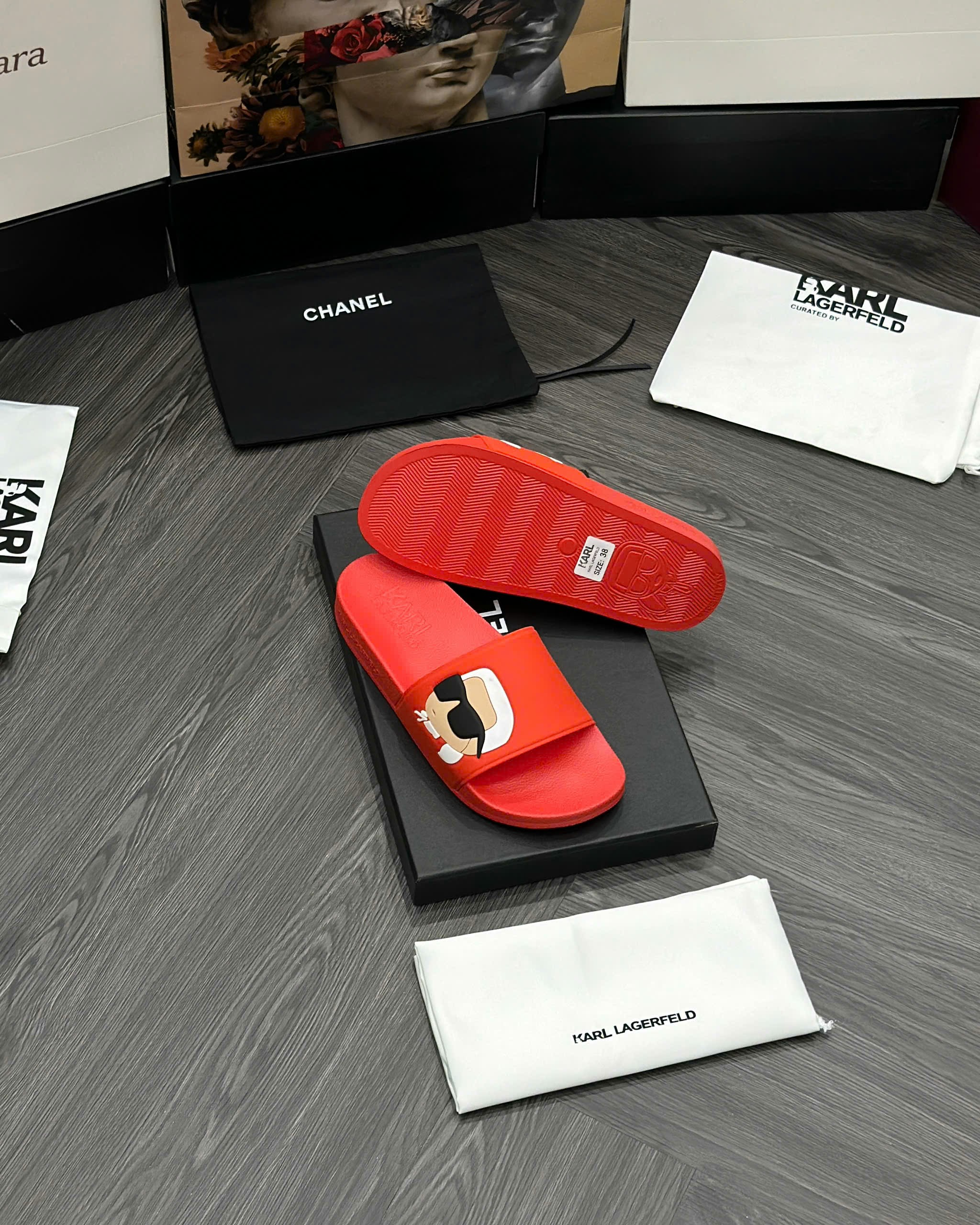 Dép lê quai ngang Karl Đỏ logo người nổi sườn Like Auth fullbox MVT