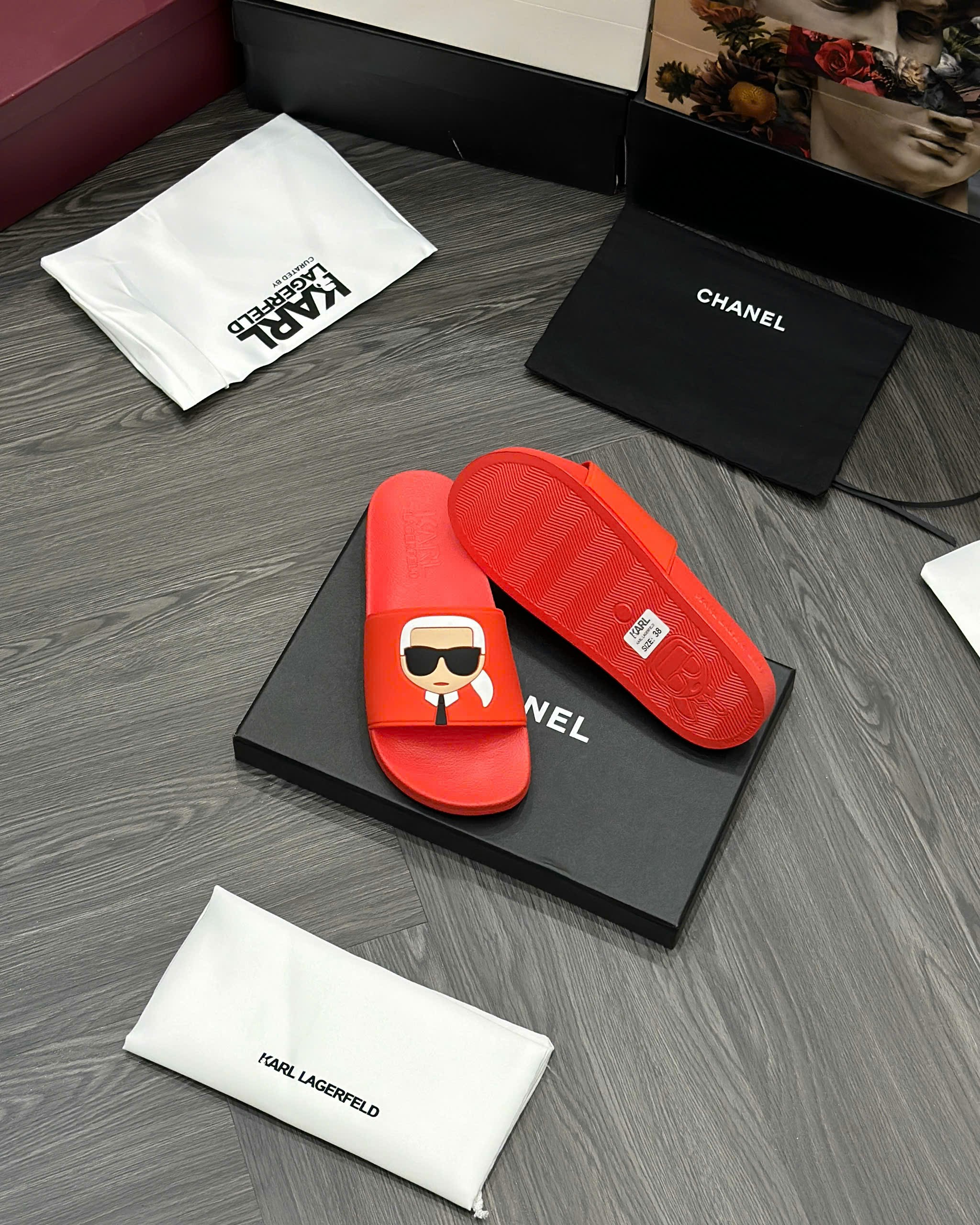 Dép lê quai ngang Karl Đỏ logo người nổi Like Auth fullbox MVT