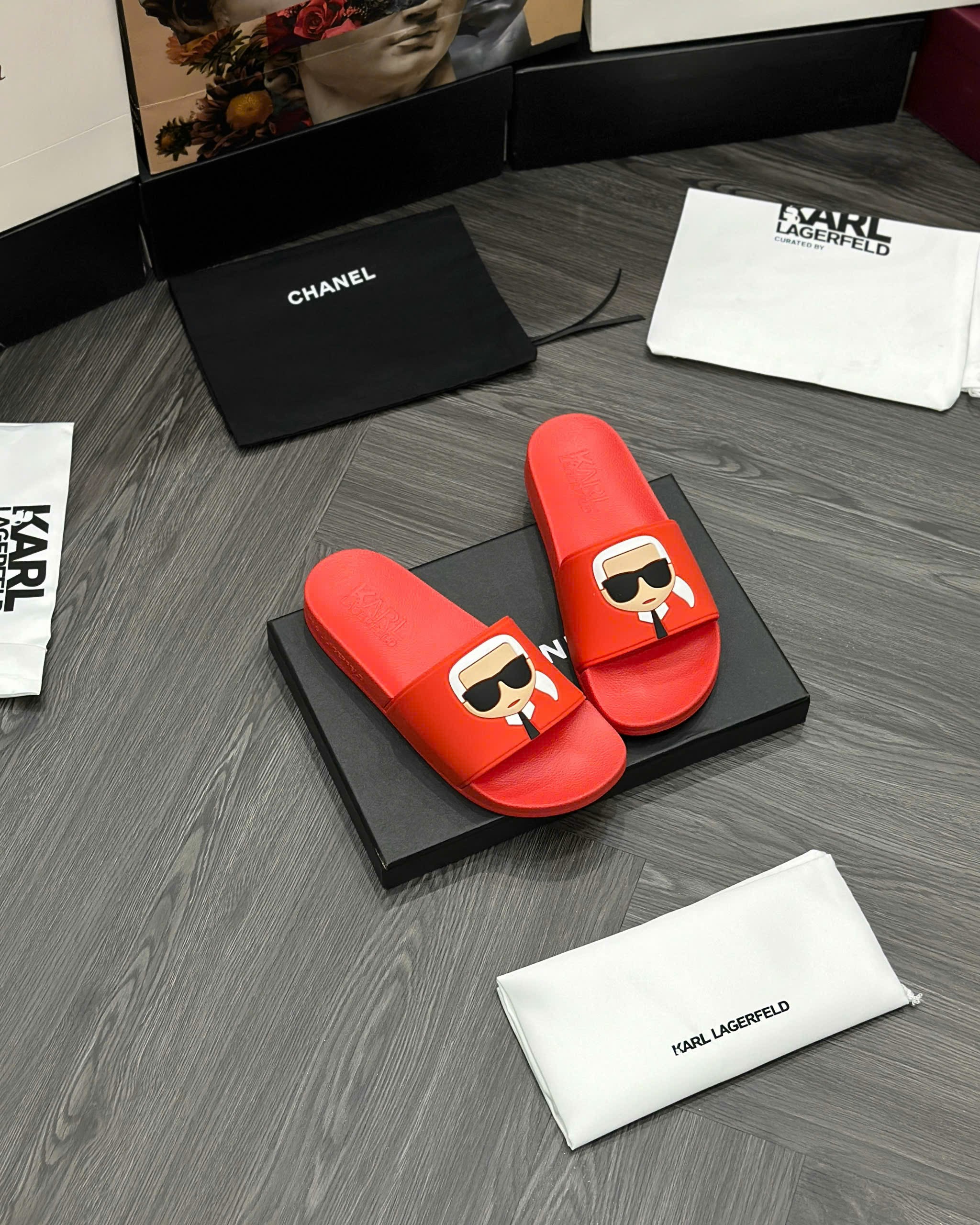 Dép lê quai ngang Karl Đỏ logo người nổi Like Auth fullbox MVT