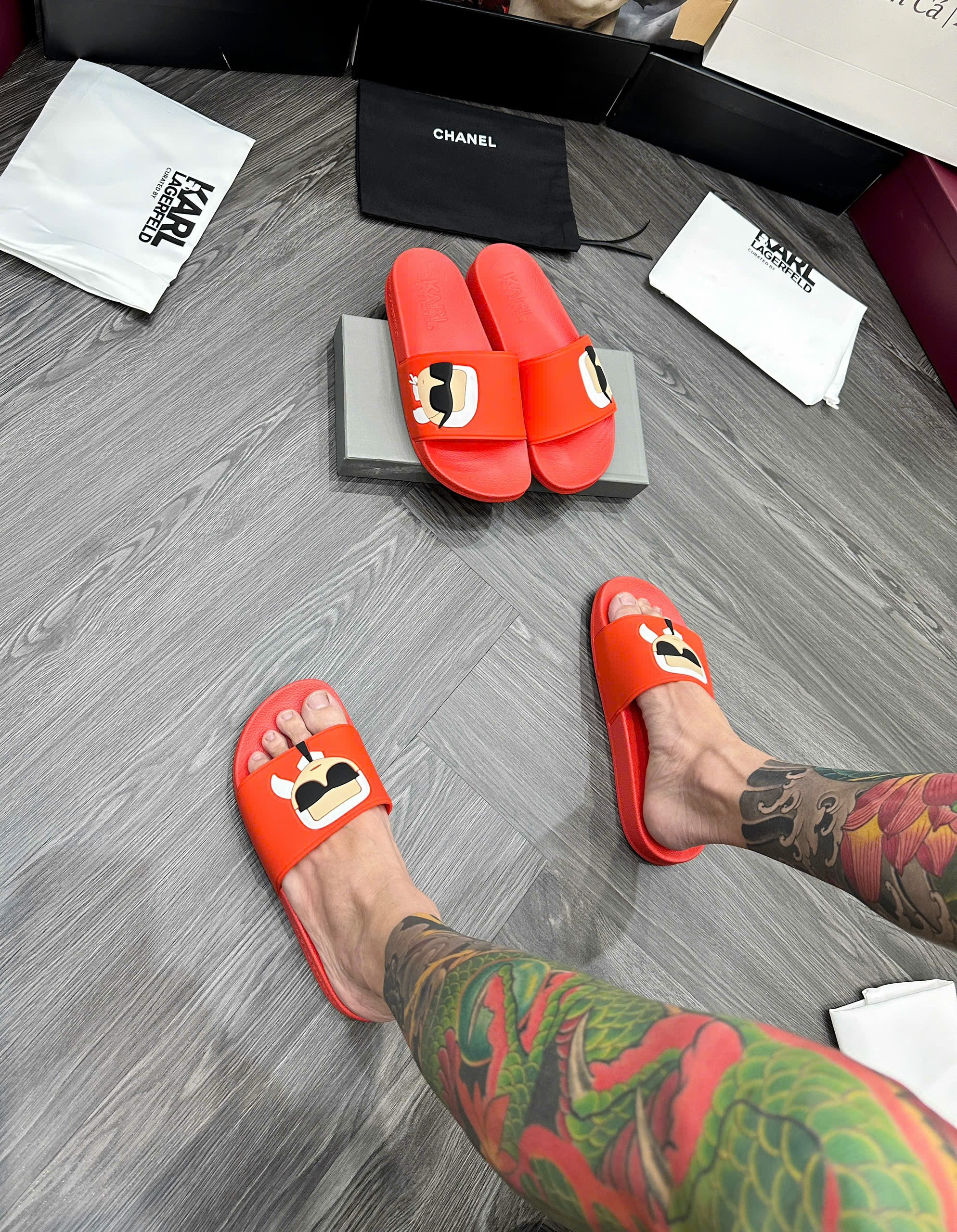 Dép lê quai ngang Karl Đỏ logo người nổi Like Auth fullbox MVT