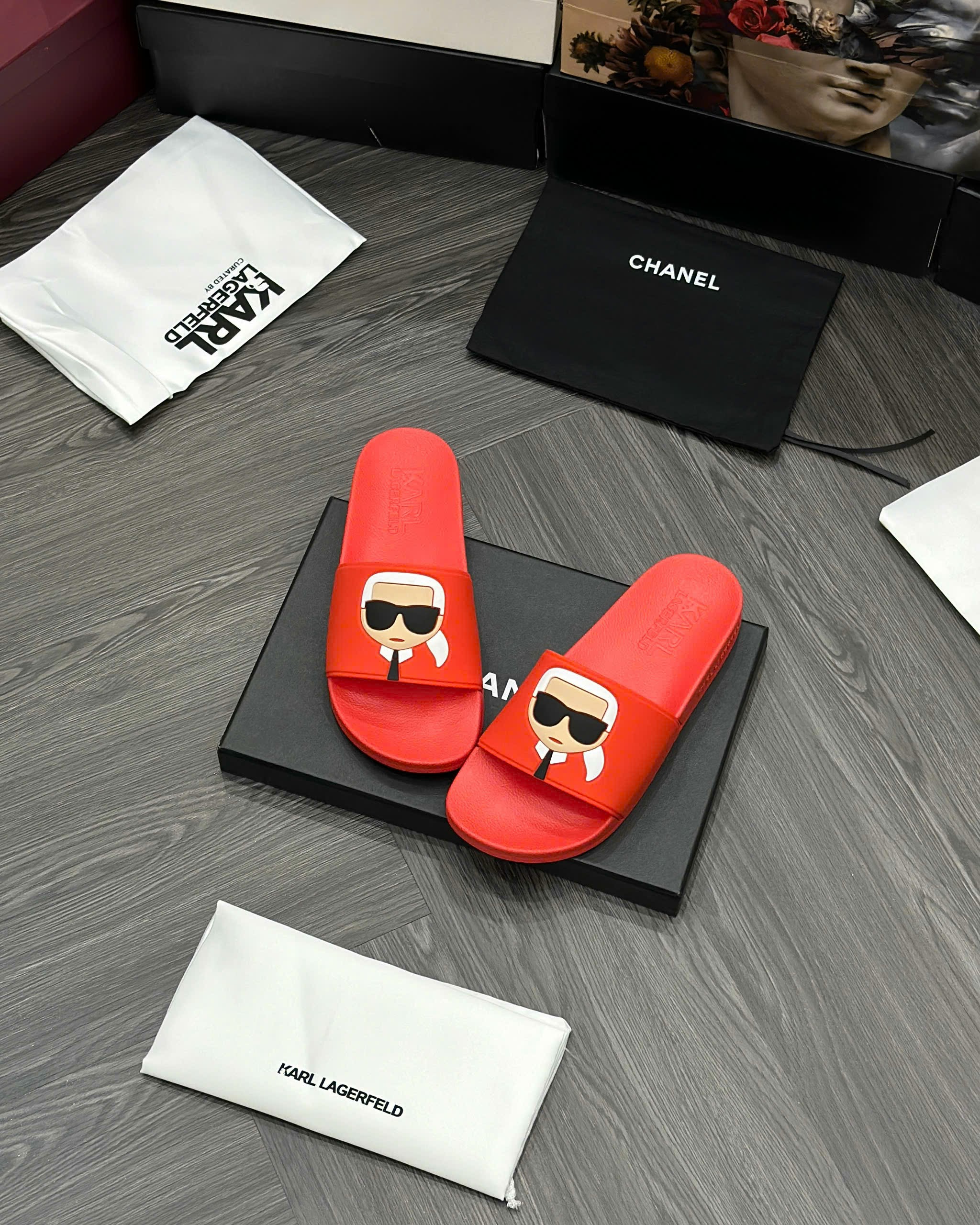 Dép lê quai ngang Karl Đỏ logo người nổi Like Auth fullbox MVT