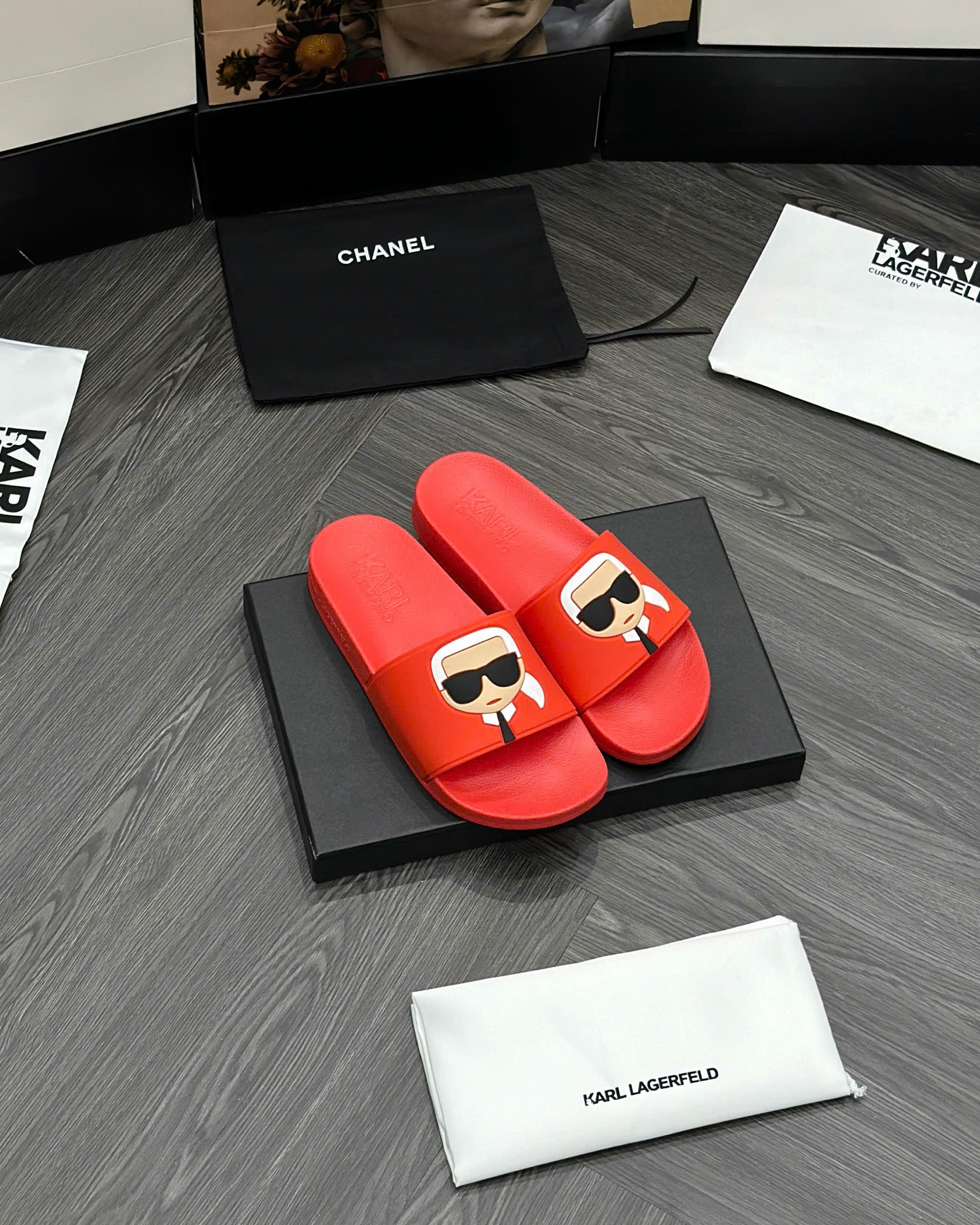 Dép lê quai ngang Karl Đỏ logo người nổi Like Auth fullbox MVT