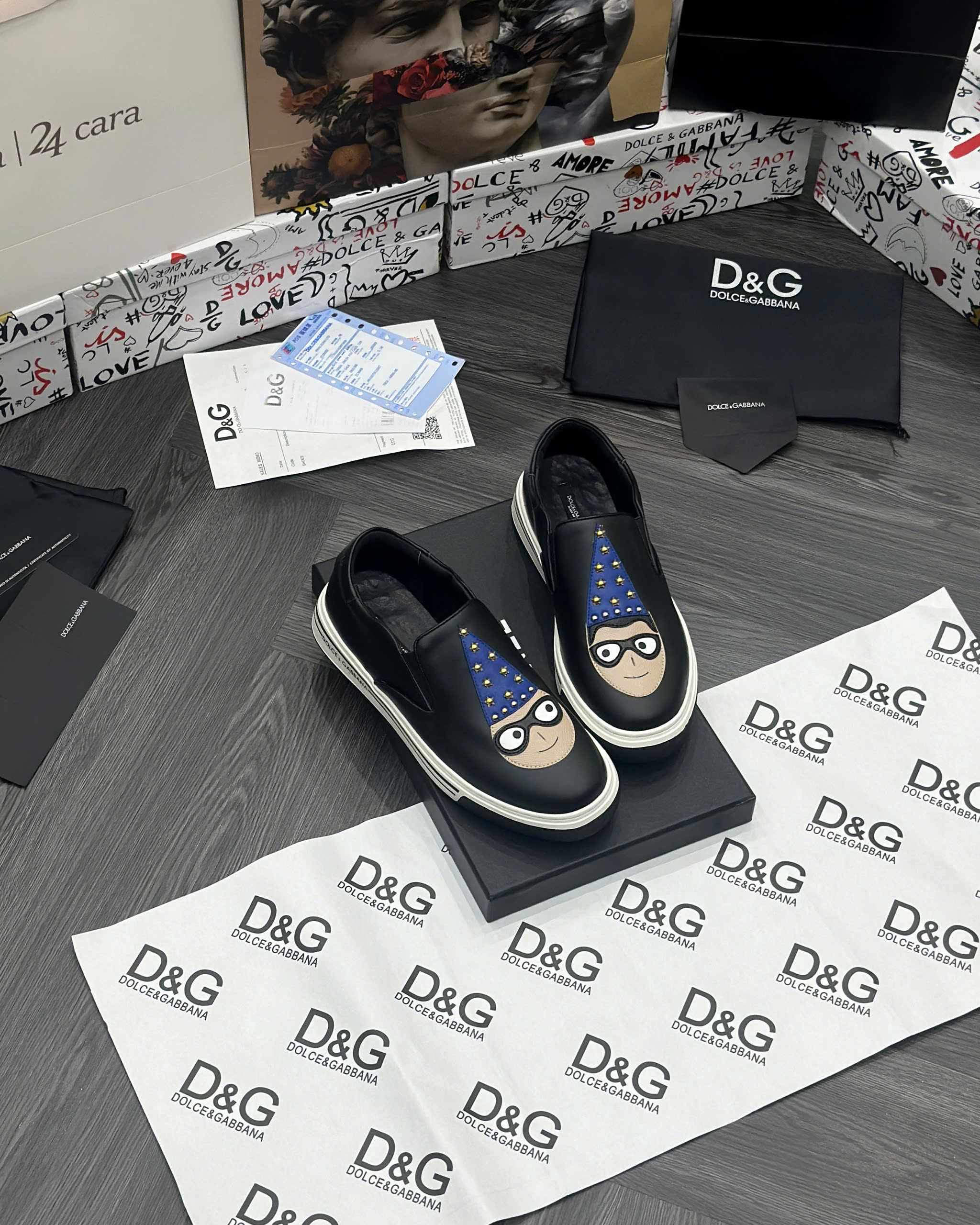 Giày slipon Dolce Gabbana DG Den logo mặt người đội mũ xanh đính đinh Like Auth fullbox MVT