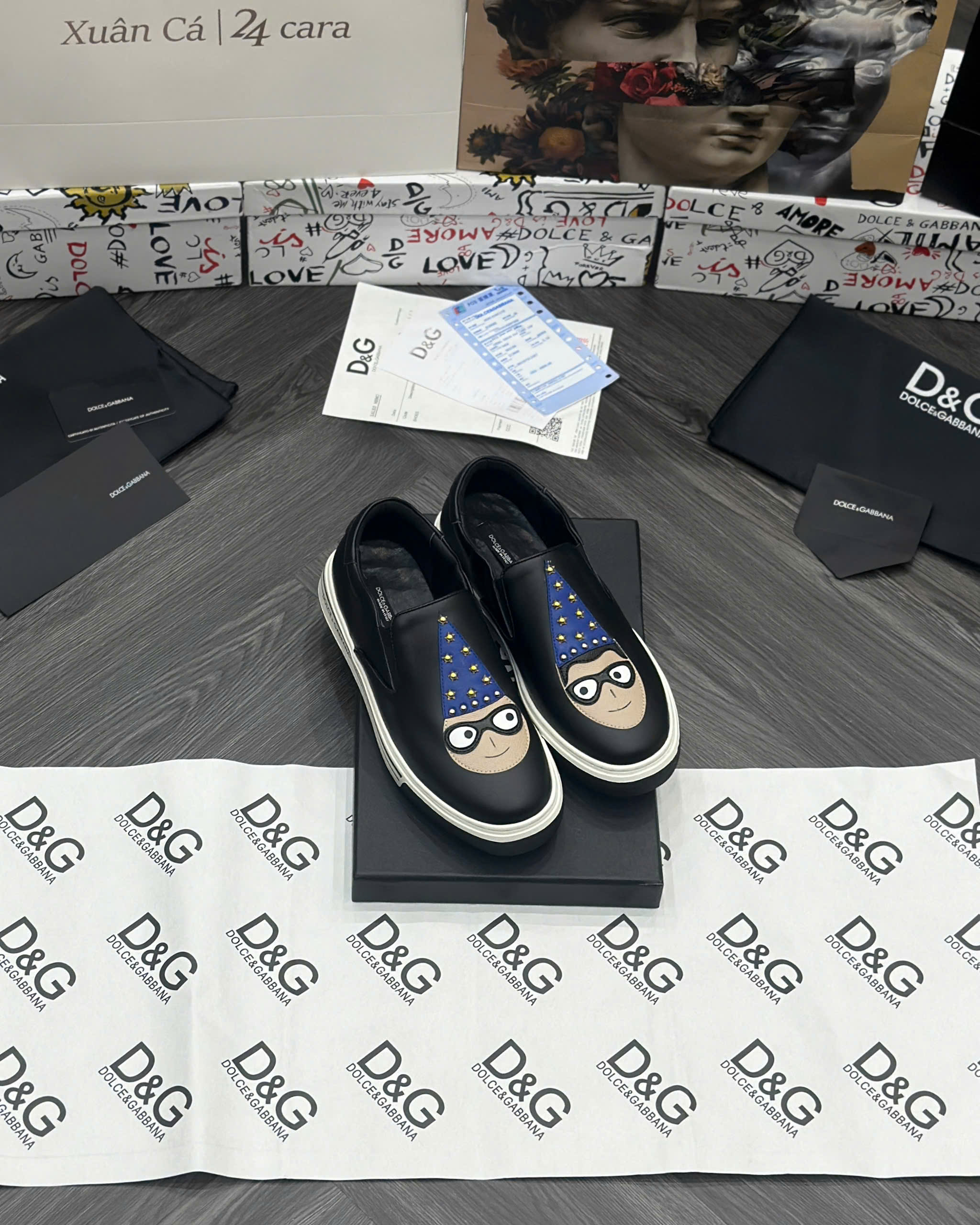 Giày slipon Dolce Gabbana DG Den logo mặt người đội mũ xanh đính đinh Like Auth fullbox MVT