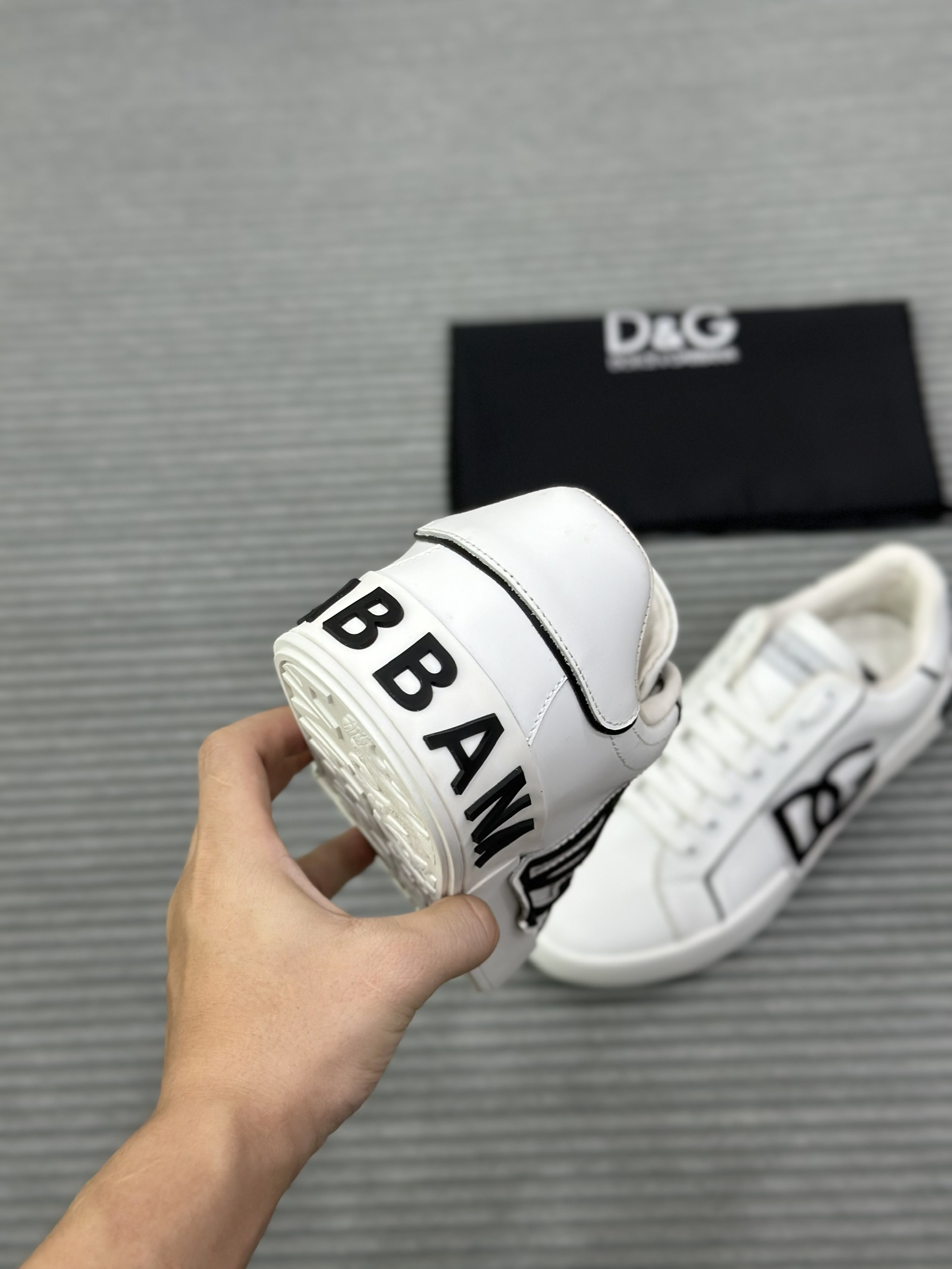 Giày sneaker Dolce Gabbana DG Trắng logo chữ Đen Like Auth fullbox VTN