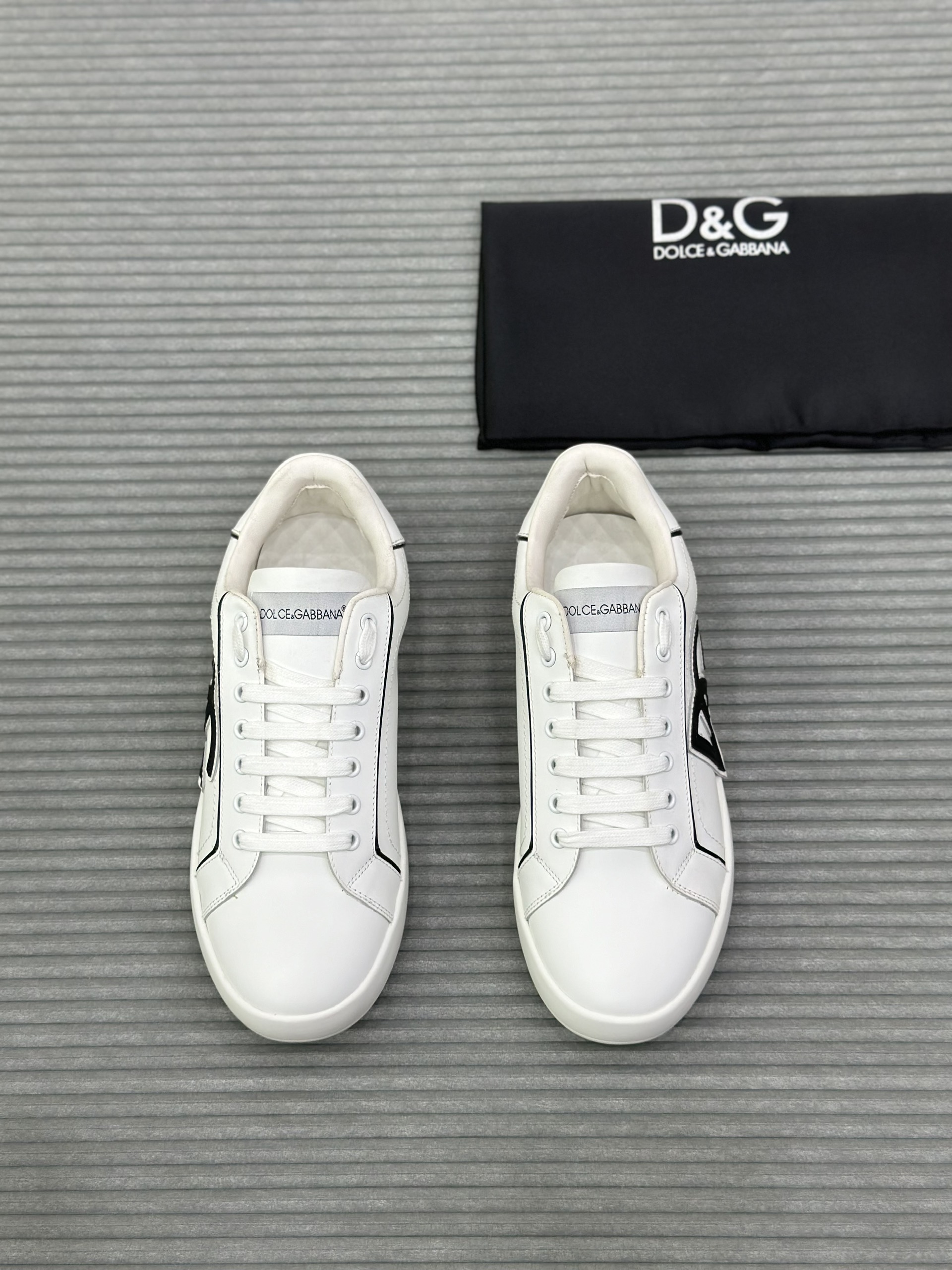 Giày sneaker Dolce Gabbana DG Trắng logo chữ Đen Like Auth fullbox VTN