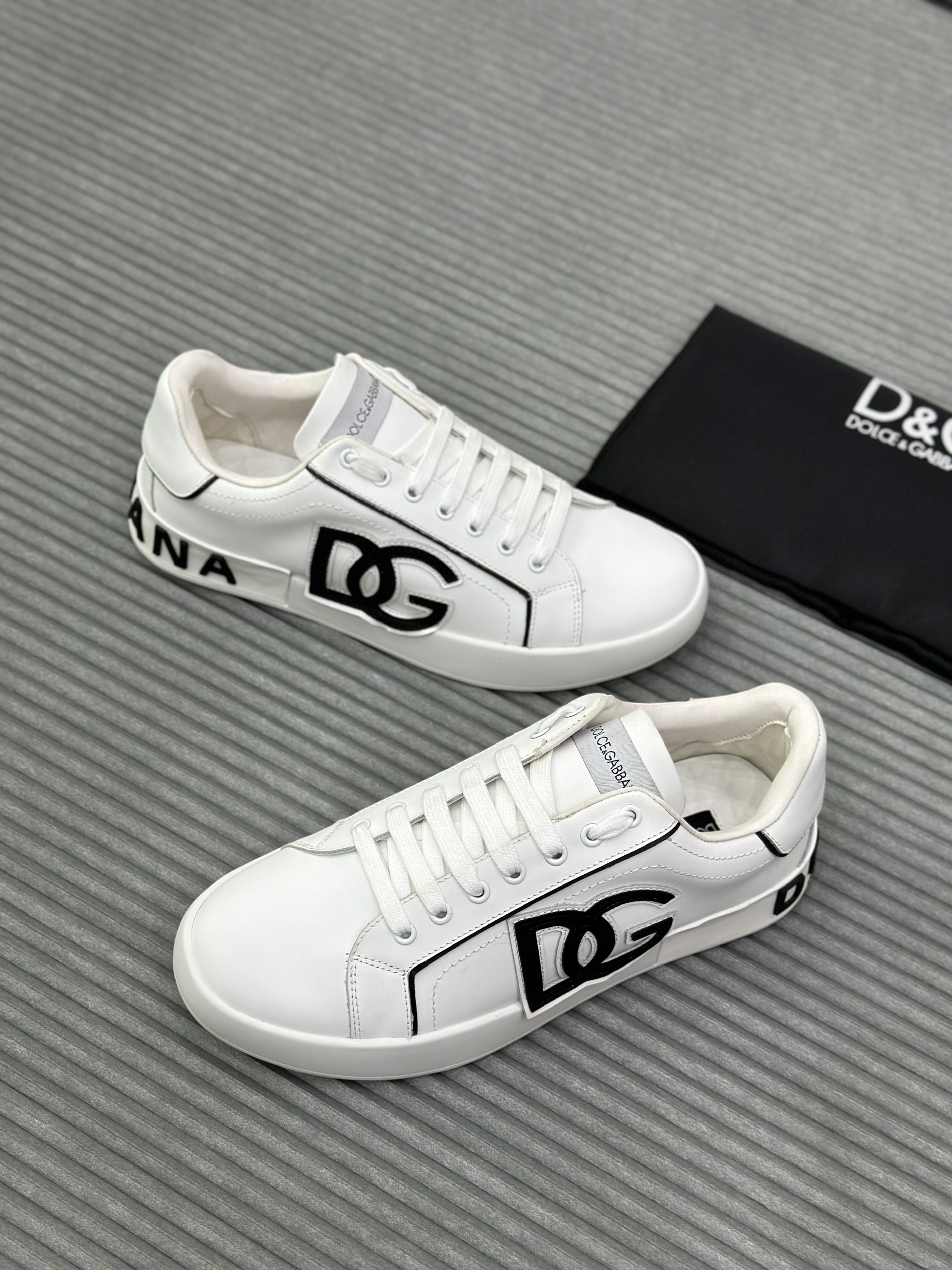 Giày sneaker Dolce Gabbana DG Trắng logo chữ Đen Like Auth fullbox VTN