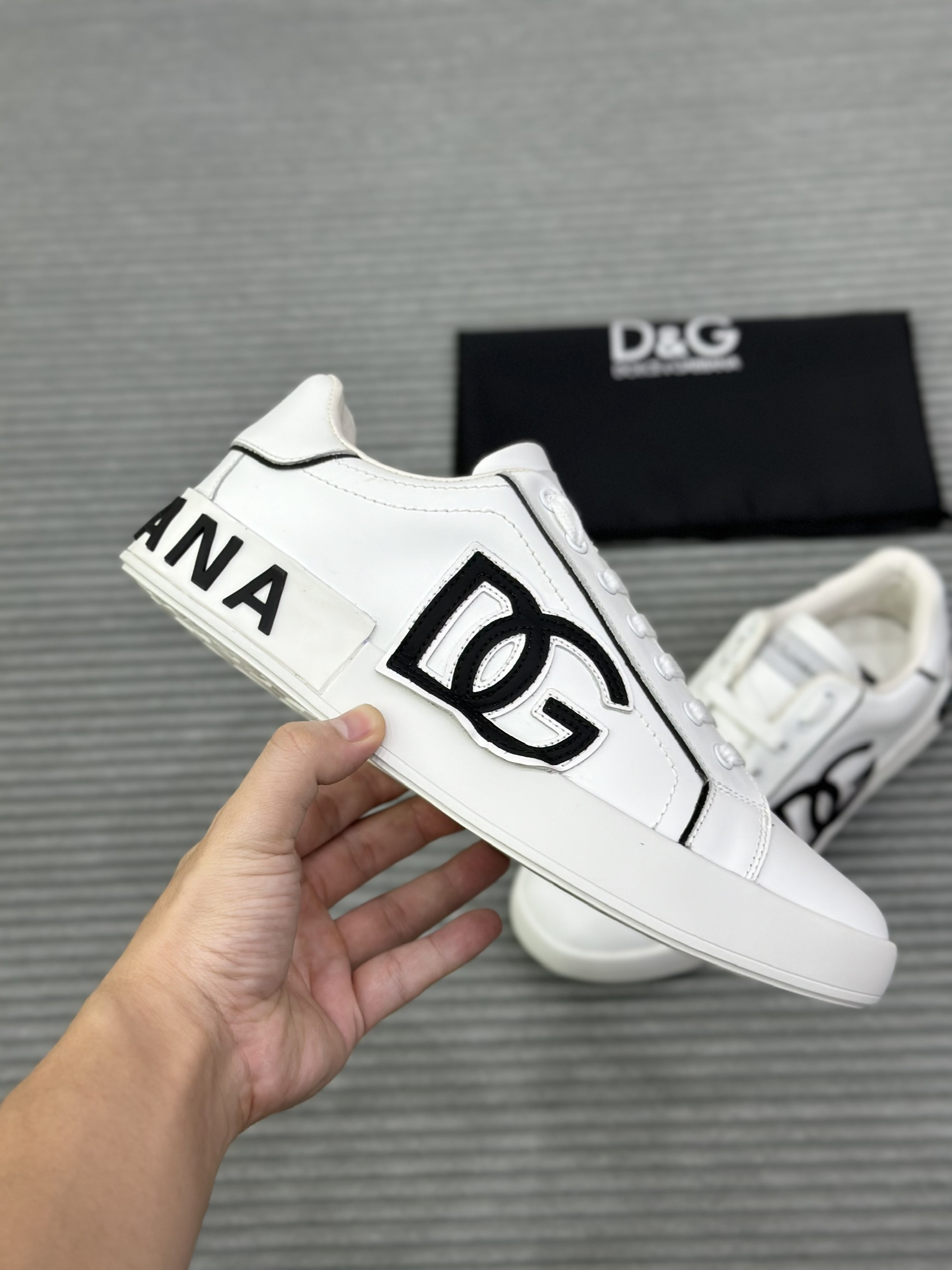 Giày sneaker Dolce Gabbana DG Trắng logo chữ Đen Like Auth fullbox VTN
