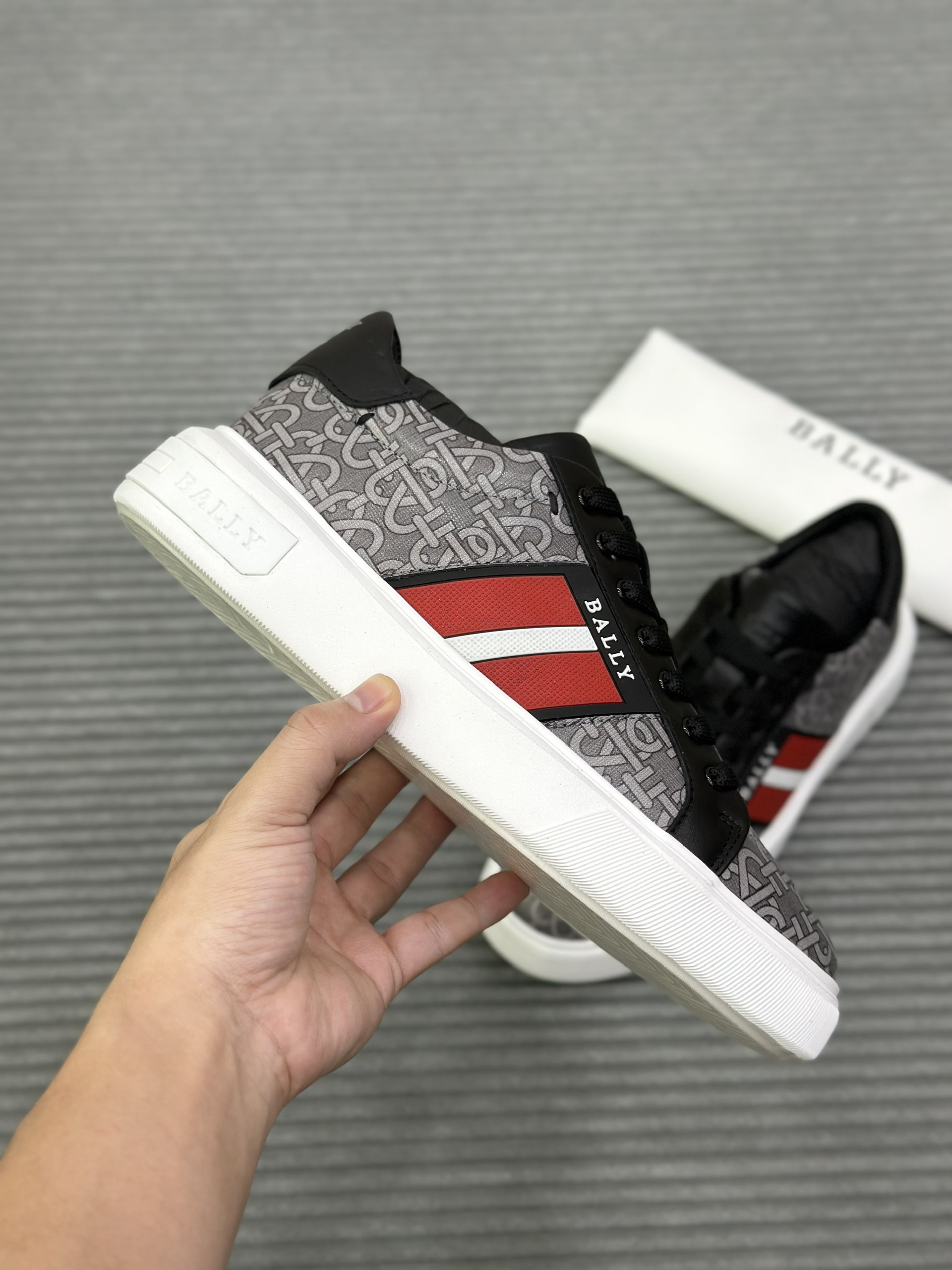 Giày sneaker Bally Xám họa tiết chữ kẻ sọc Đỏ sườn Like Auth fullbox VTN