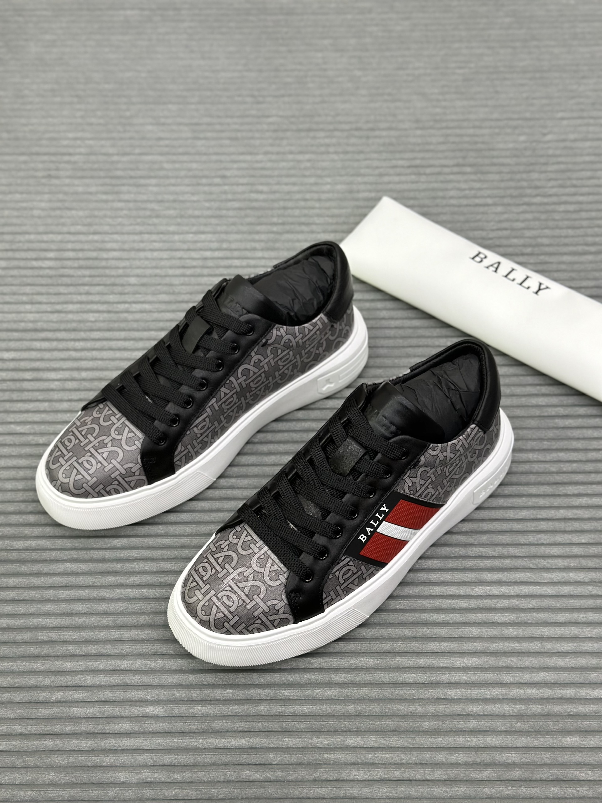 Giày sneaker Bally Xám họa tiết chữ kẻ sọc Đỏ sườn Like Auth fullbox VTN