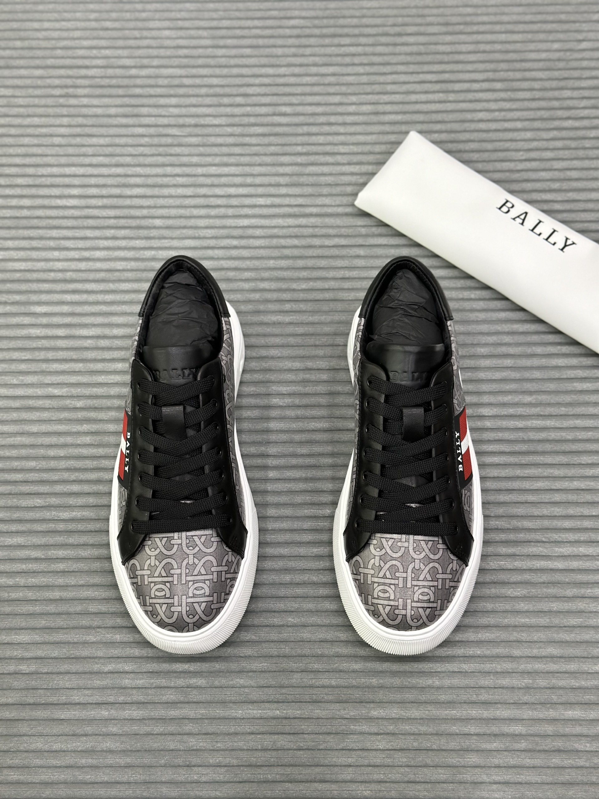 Giày sneaker Bally Xám họa tiết chữ kẻ sọc Đỏ sườn Like Auth fullbox VTN