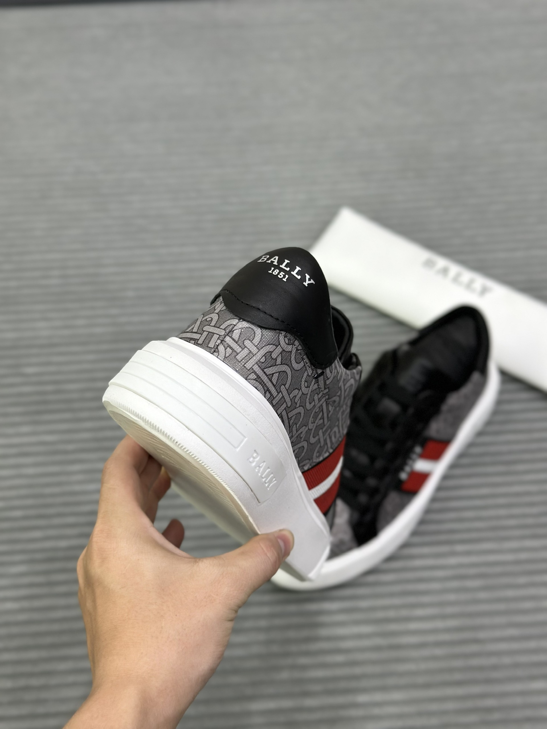 Giày sneaker Bally Xám họa tiết chữ kẻ sọc Đỏ sườn Like Auth fullbox VTN