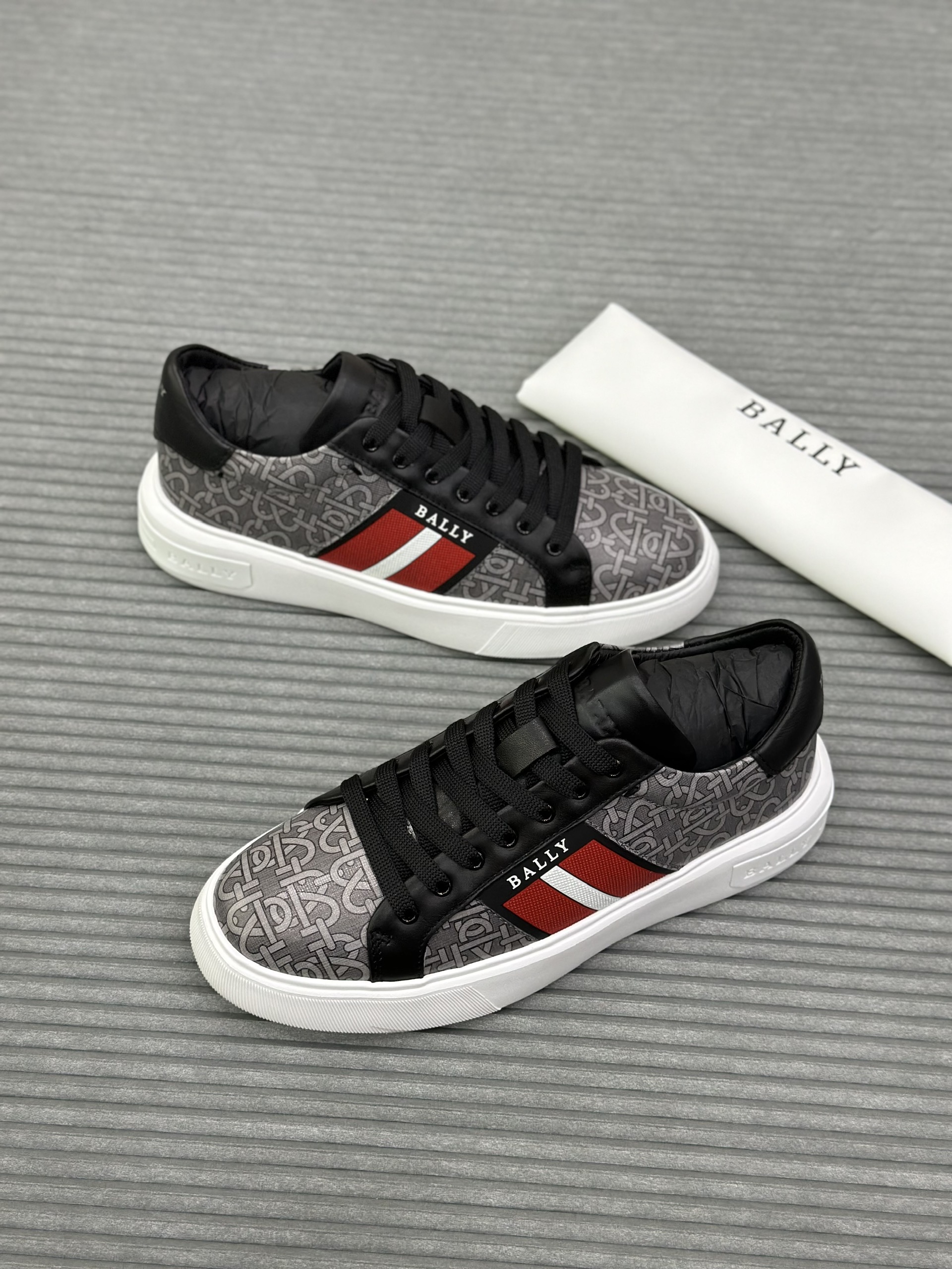 Giày sneaker Bally Xám họa tiết chữ kẻ sọc Đỏ sườn Like Auth fullbox VTN