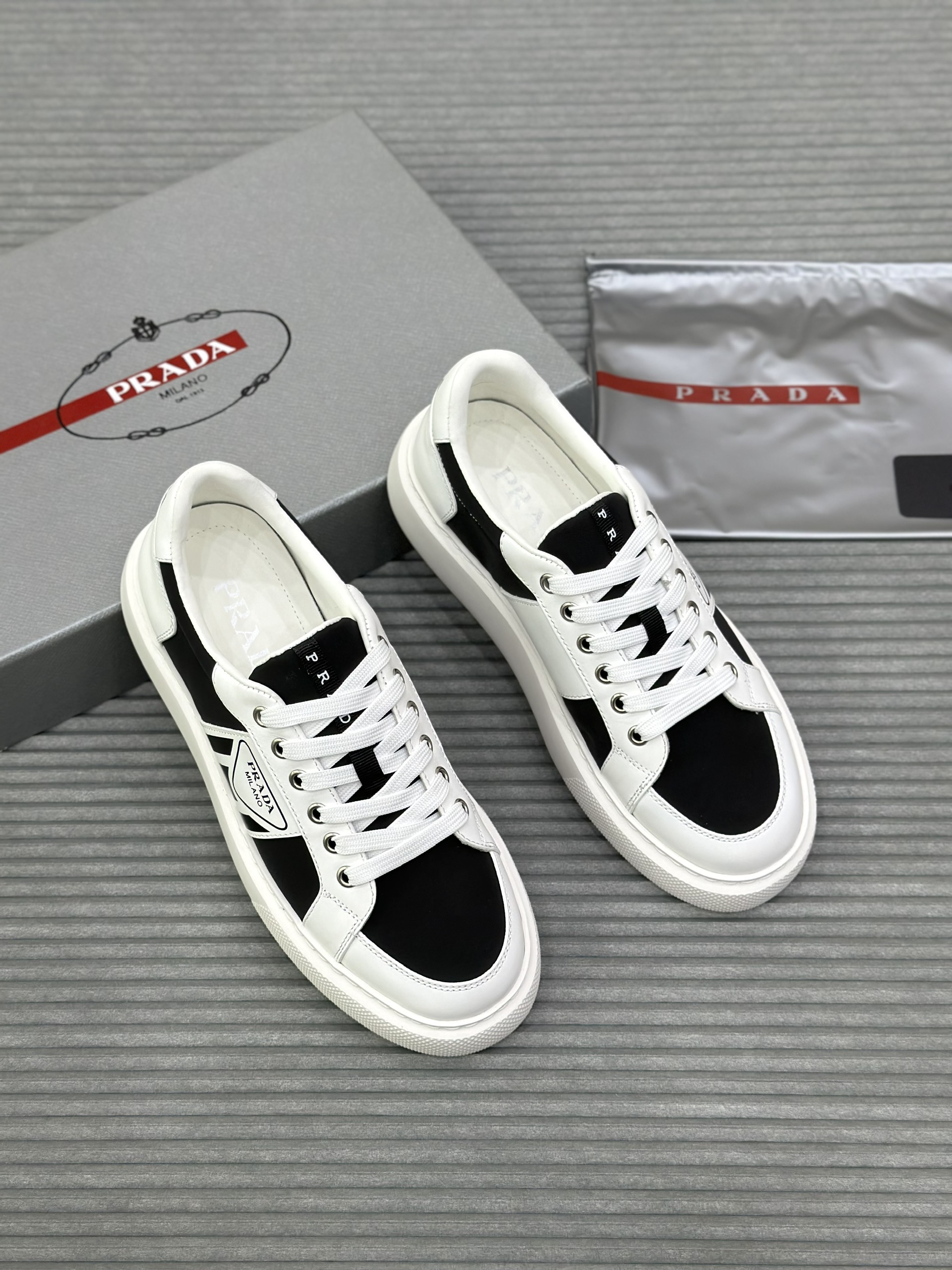 Giày sneaker Prada P Trắng phối Đen logo thêu sườn Like Auth fullbox VTN