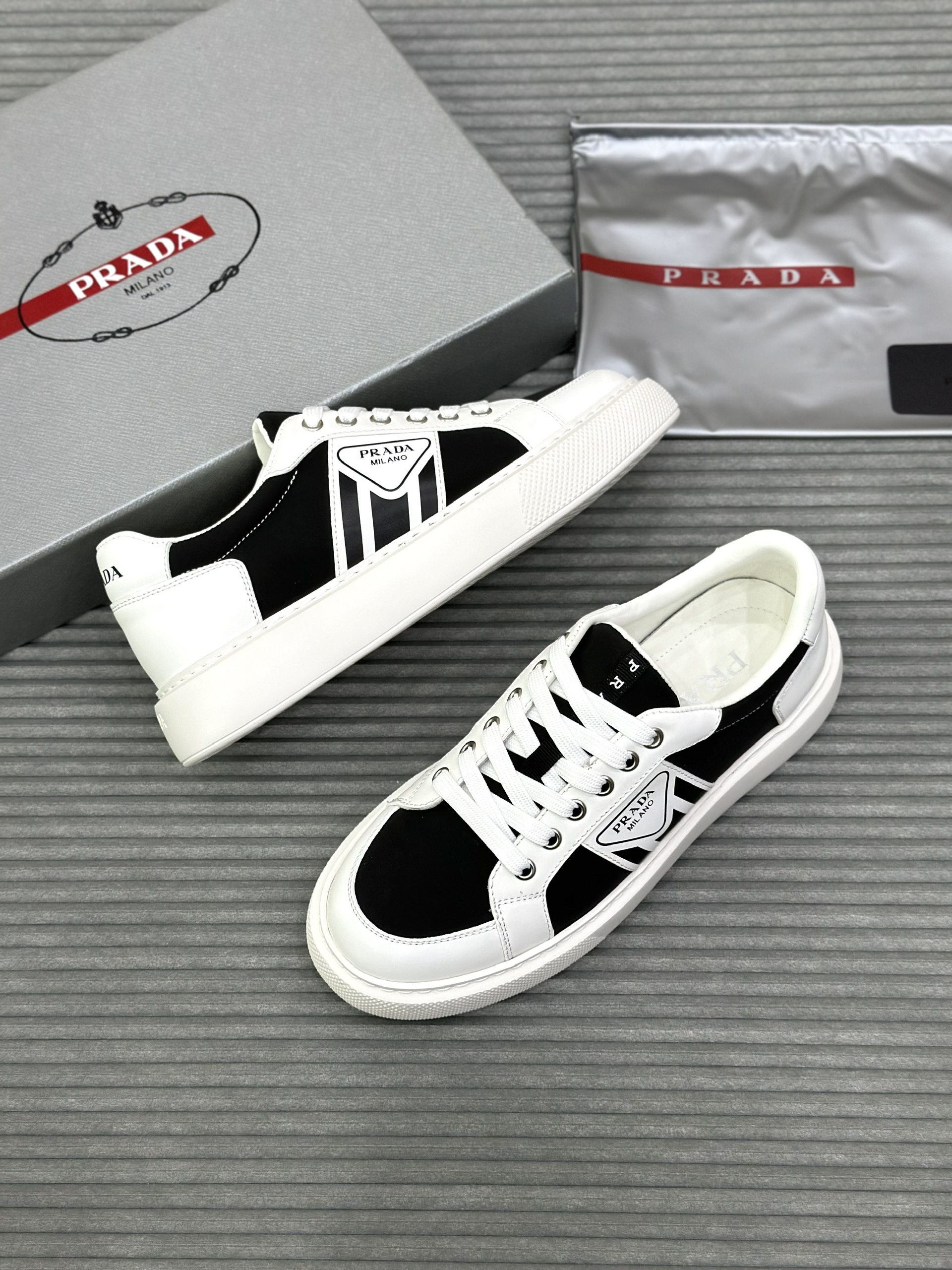 Giày sneaker Prada P Trắng phối Đen logo thêu sườn Like Auth fullbox VTN