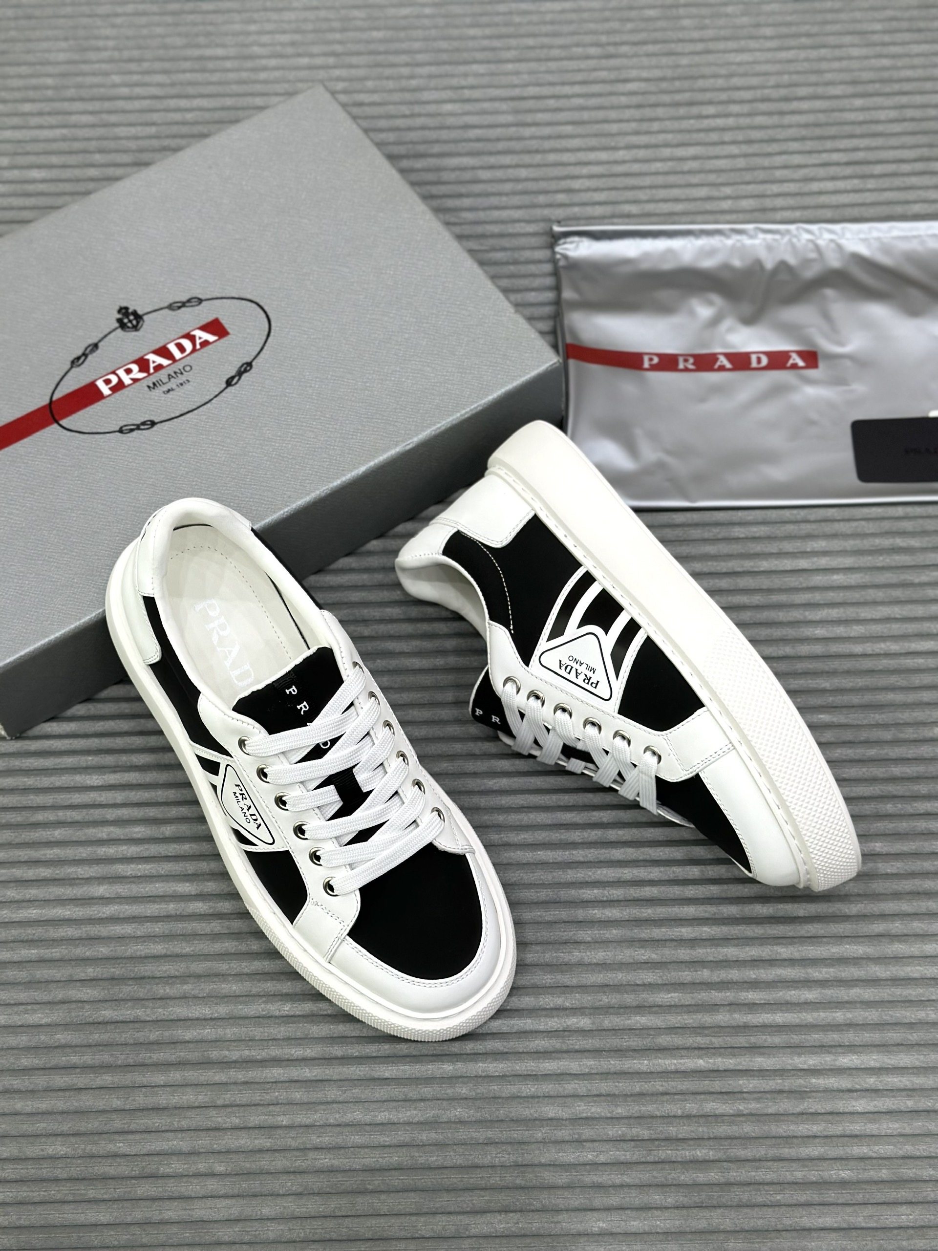 Giày sneaker Prada P Trắng phối Đen logo thêu sườn Like Auth fullbox VTN