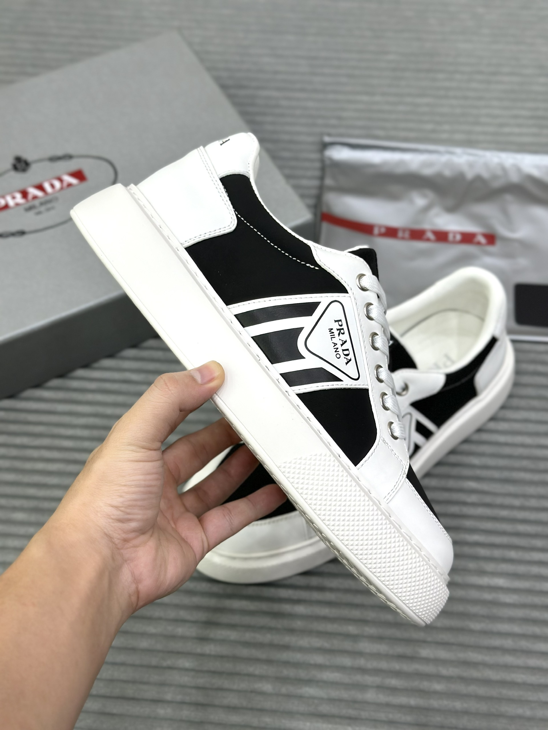 Giày sneaker Prada P Trắng phối Đen logo thêu sườn Like Auth fullbox VTN