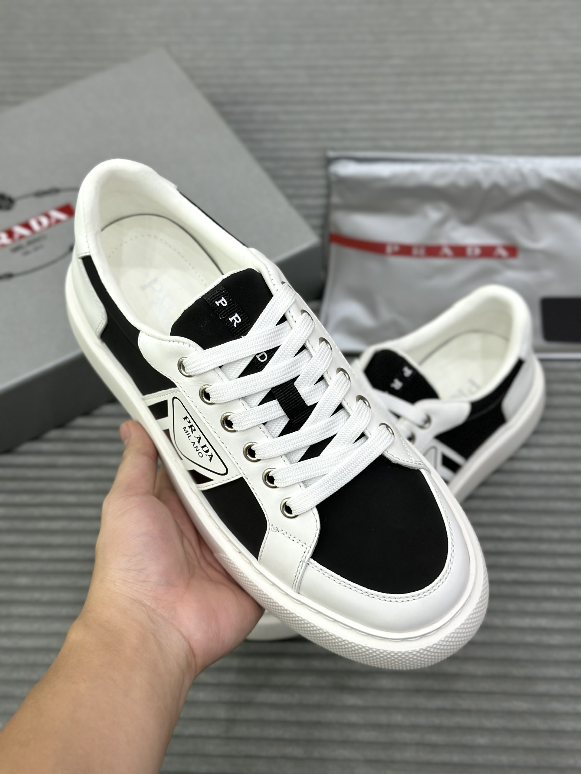 Giày sneaker Prada P Trắng phối Đen logo thêu sườn Like Auth fullbox VTN