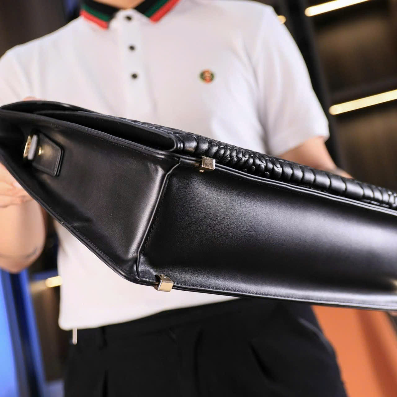 Túi cặp cầm tay, đeo chéo Mont Blanc Đen sần nắp gập trơn khóa vàng size 38x28x9cm Like Auth fullbox DDT