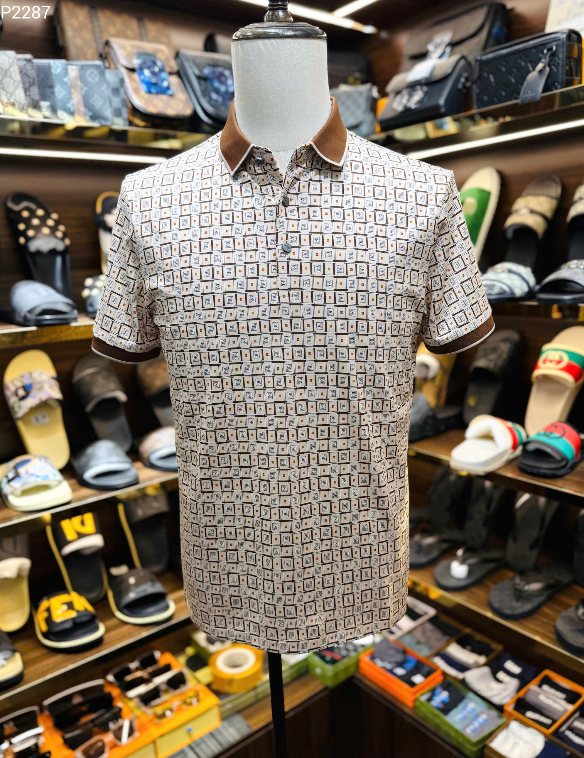 Áo polo Fendi FF Be họa tiết logo ô vuông phối cổ Nâu Like Auth MK