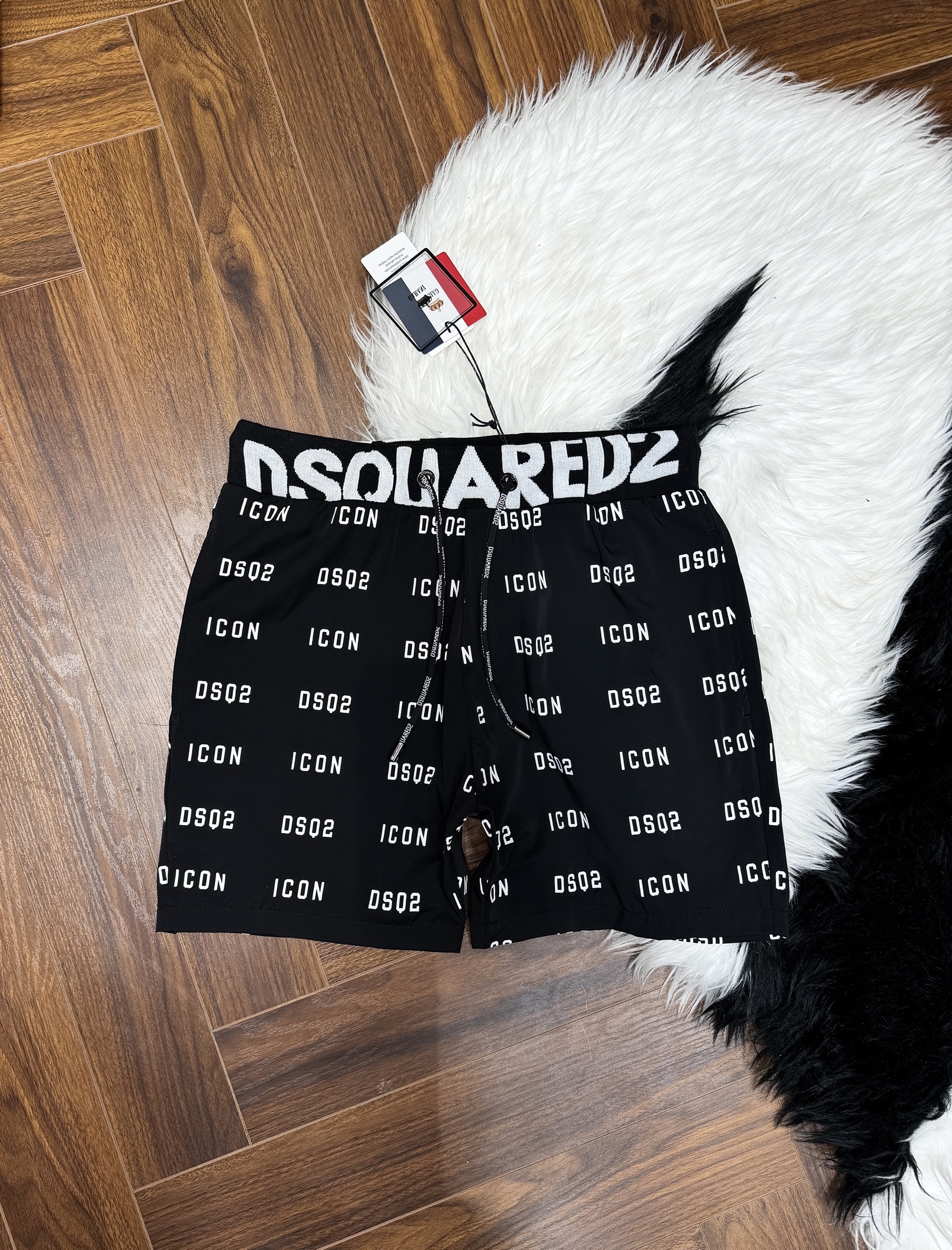 Quần short gió Dsquared2 DSQ2 Đen họa tiết chữ Trắng full Like Auth CD