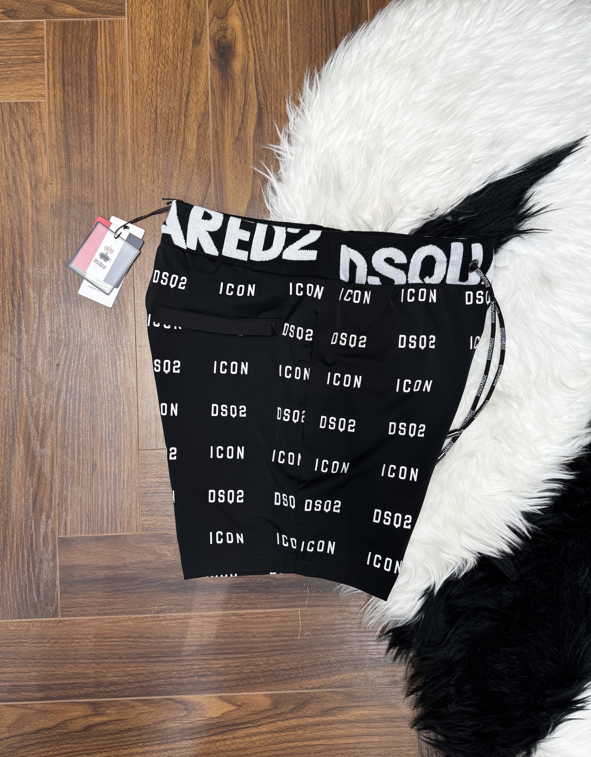 Quần short gió Dsquared2 DSQ2 Đen họa tiết chữ Trắng full Like Auth CD