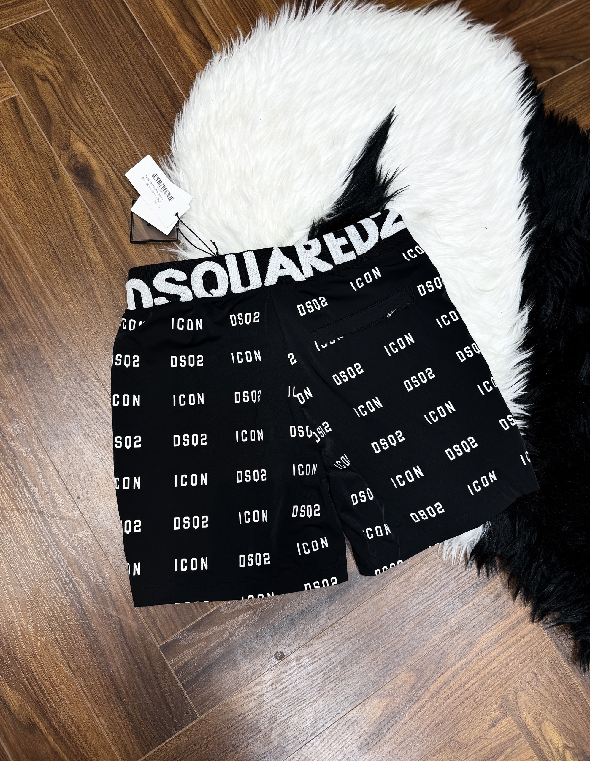 Quần short gió Dsquared2 DSQ2 Đen họa tiết chữ Trắng full Like Auth CD