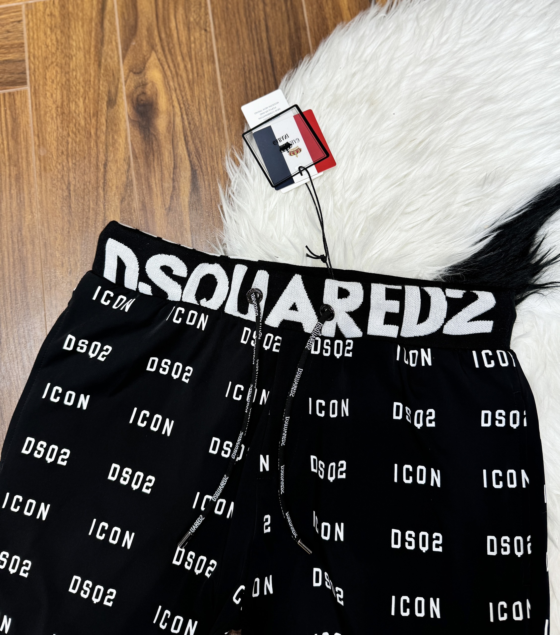 Quần short gió Dsquared2 DSQ2 Đen họa tiết chữ Trắng full Like Auth CD