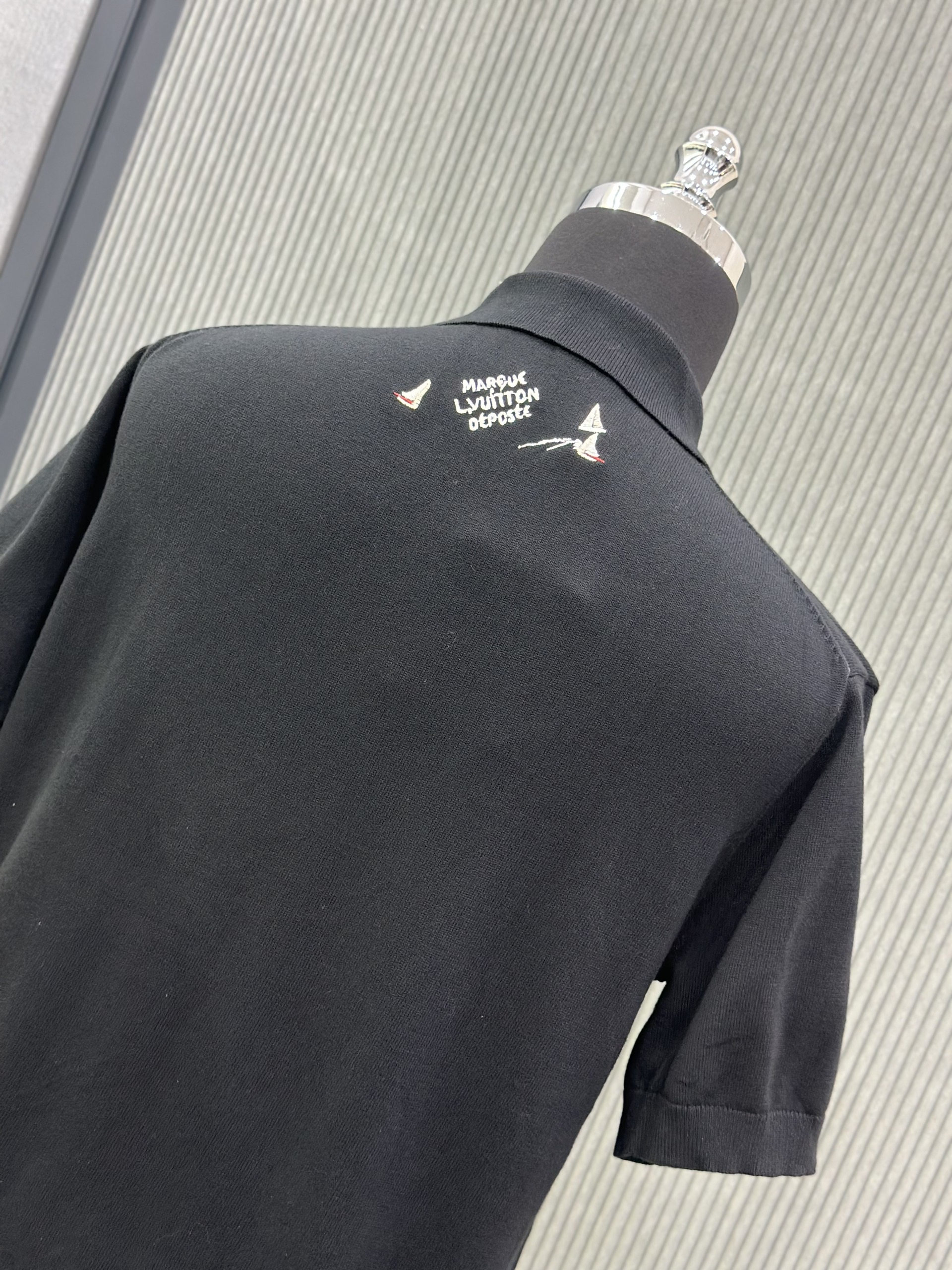 Áo polo len Louis Vuitton LV Đen logo du thuyền thêu Like Auth VTN