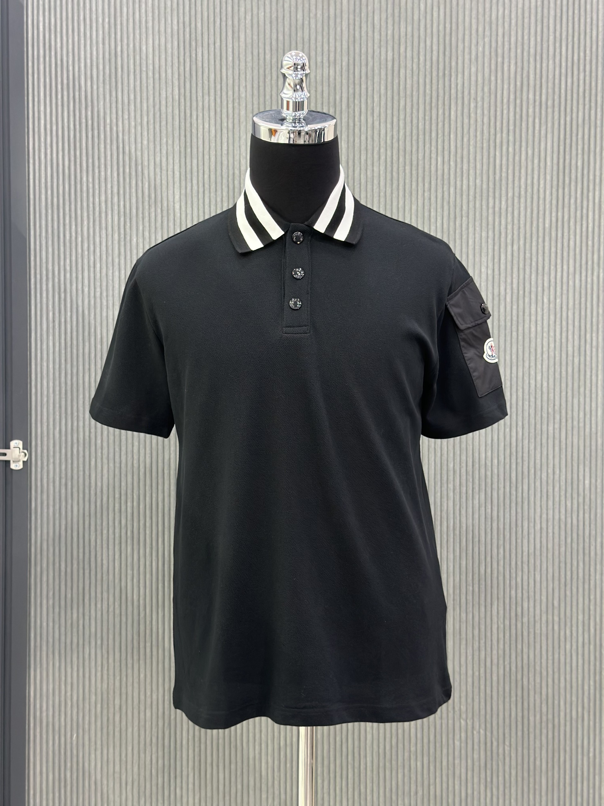 Áo polo Moncler M Đen túi hộp tay phối kẻ sọc Trắng cổ Like Auth VTN