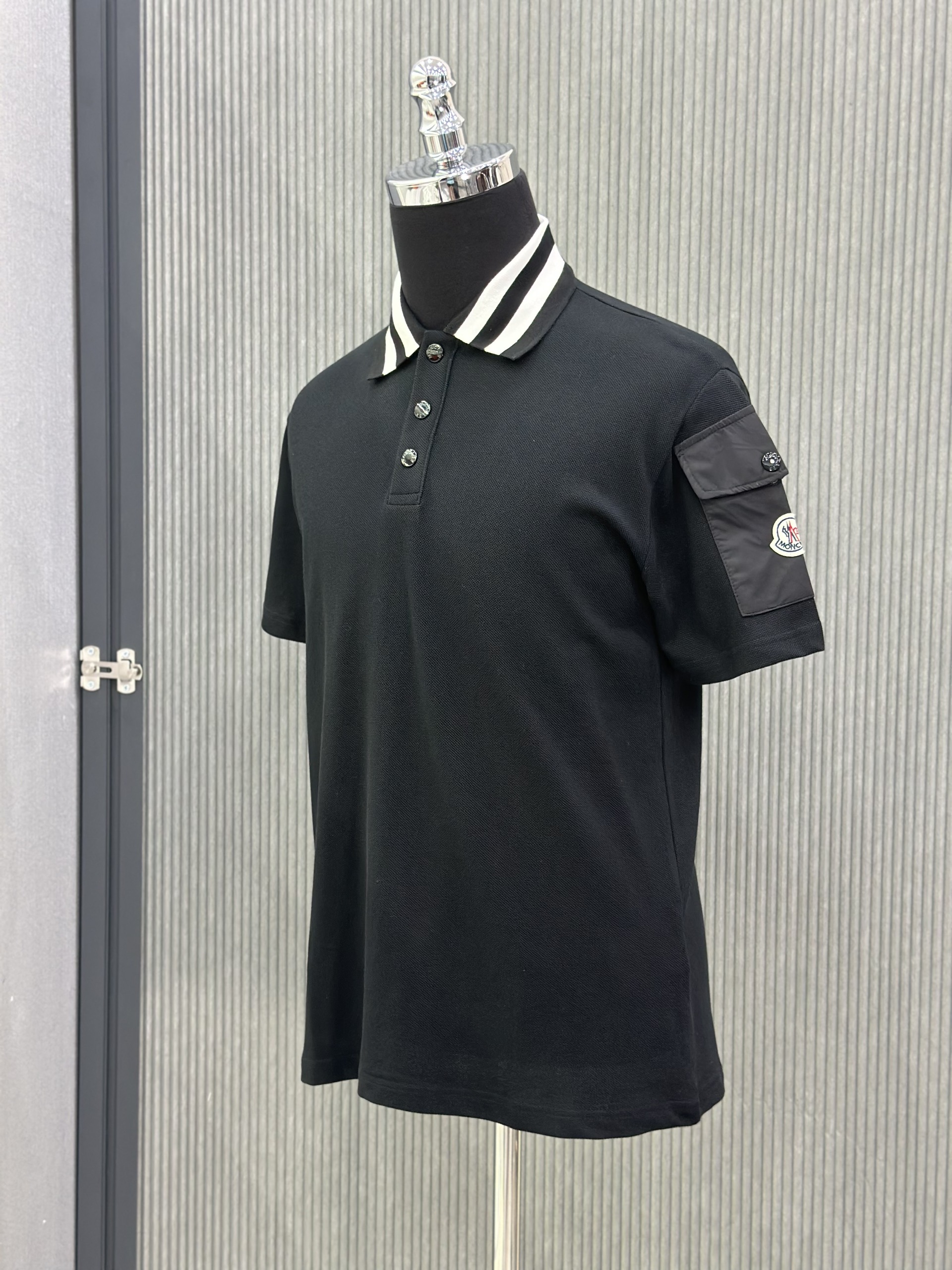 Áo polo Moncler M Đen túi hộp tay phối kẻ sọc Trắng cổ Like Auth VTN
